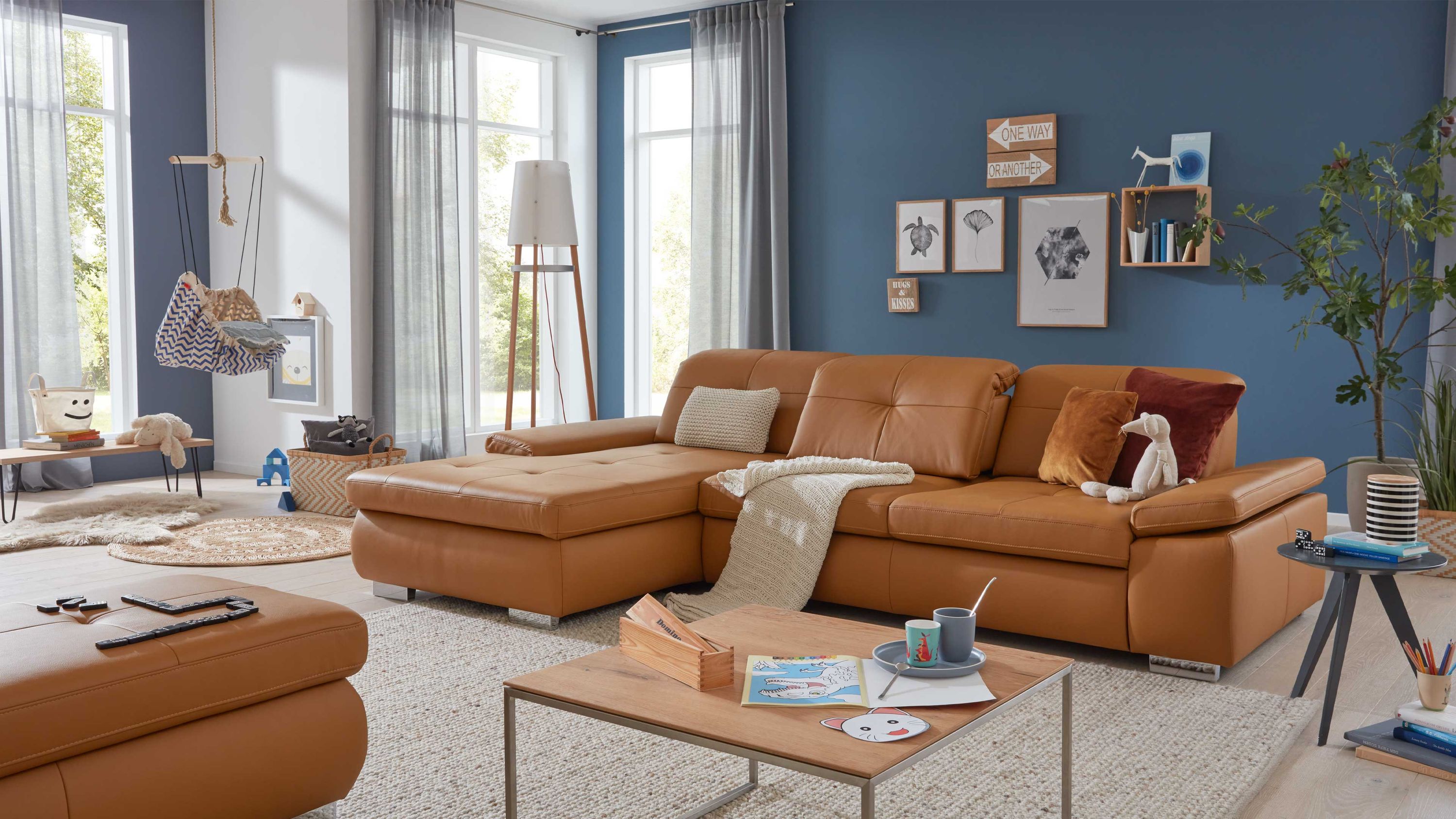 Ecksofa aus kurkumafarbenem Leder mit Rollenfüßen in modernem Wohnzimmer