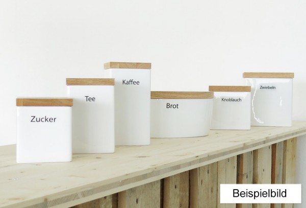 Sechs weiße Behälter mit Holzdeckeln, beschriftet mit Zucker, Tee, Kaffee, Reis, Nudeln und Mehl auf einem Regal