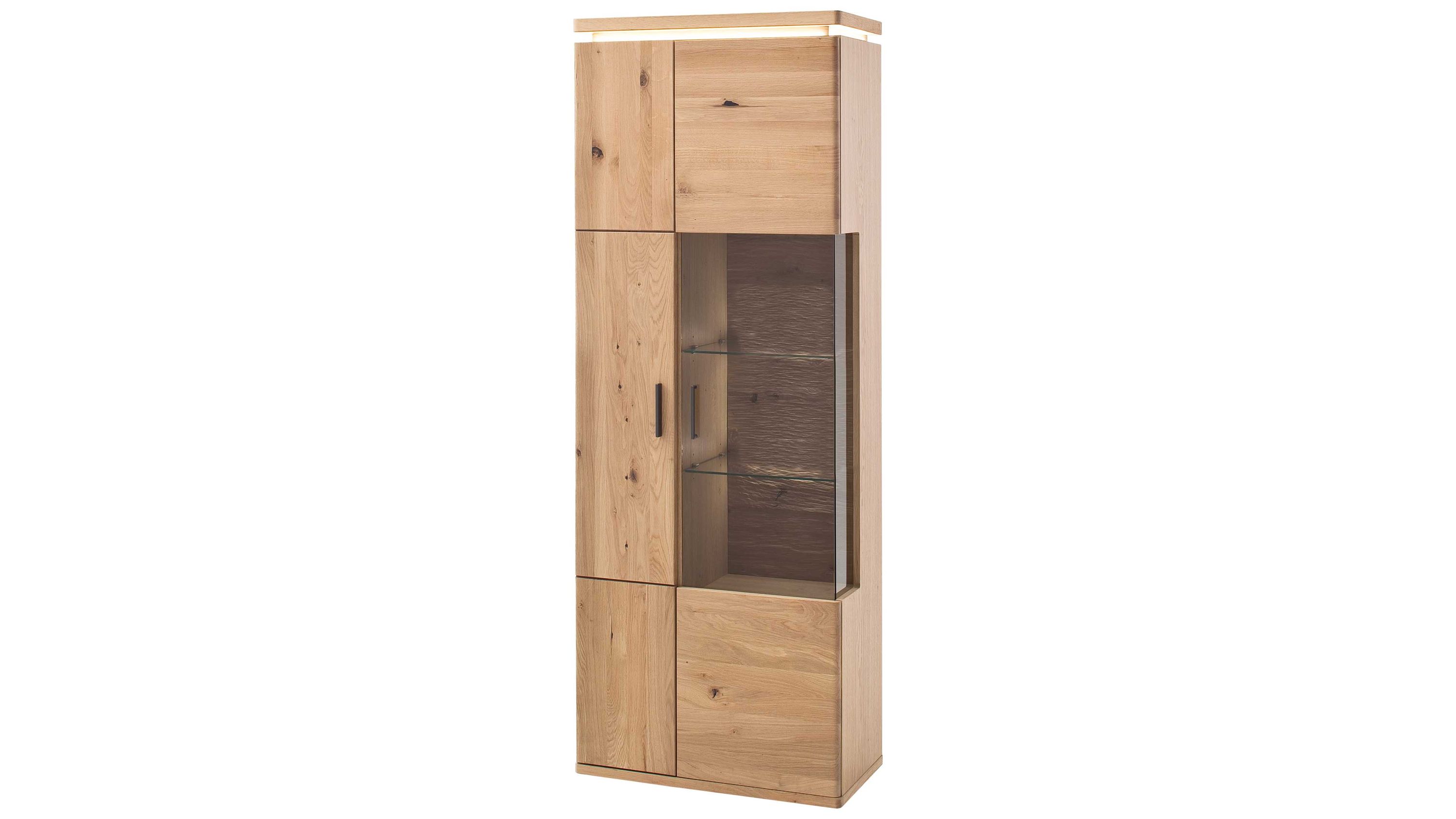 Hohe Vitrine mit zwei Holztüren und einem Glaseinsatz in der Mitte in hellbrauner Holzoptik