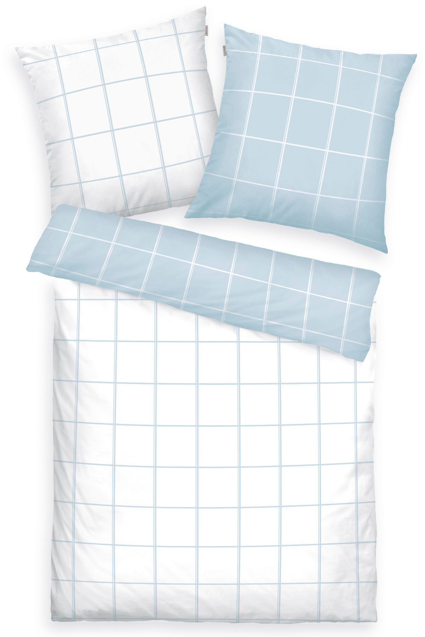 Draufsicht auf Bett mit zwei Kissen und Decke in Blau-Weiß beidseitig kariert gestreift horizontal und vertikal
