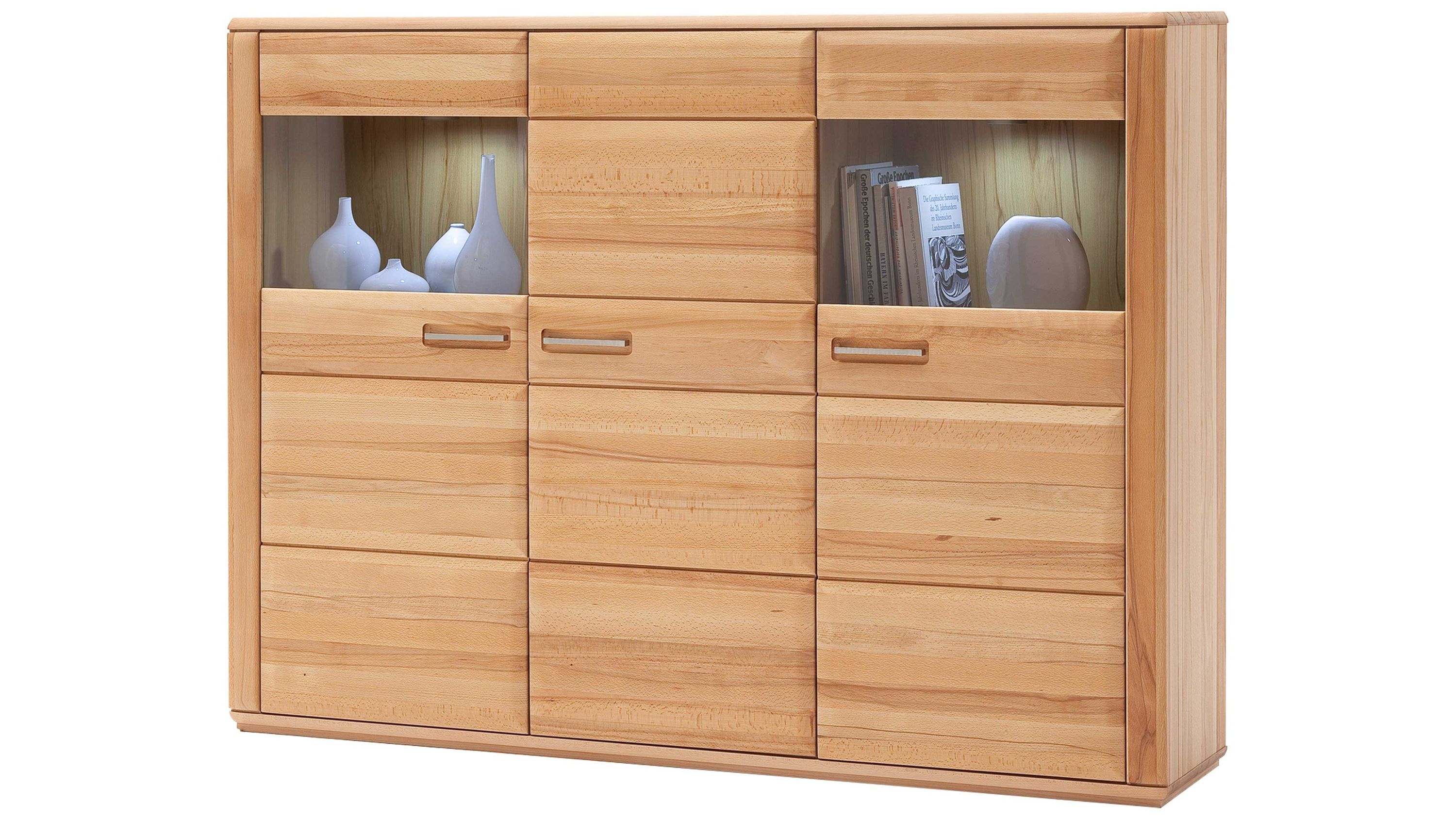 Highboard aus geöltem Holz mit drei Türen und zwei Glaseinsätzen darin Vasen und Bücher