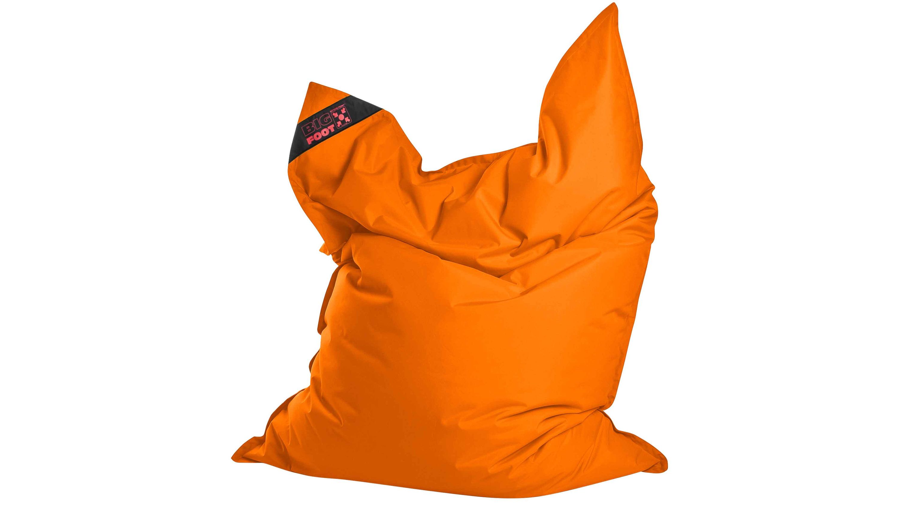 Großer oranger Sitzsack mit unregelmäßiger Form und schwarzem Etikett