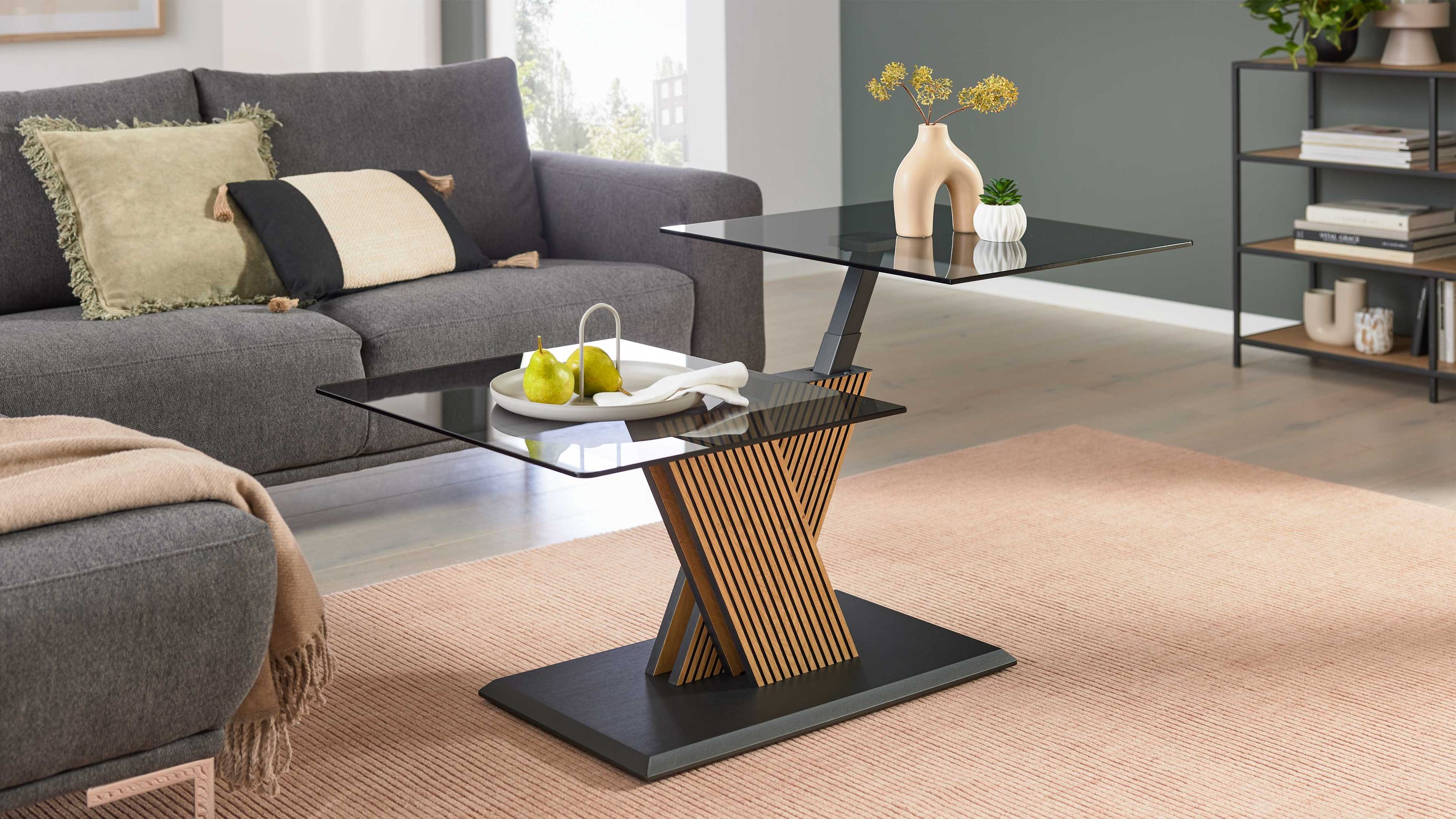 Quadratischer Couchtisch mit zwei grauen Glasplatten und einem mittigen Holzgestell in Wildeicheoptik