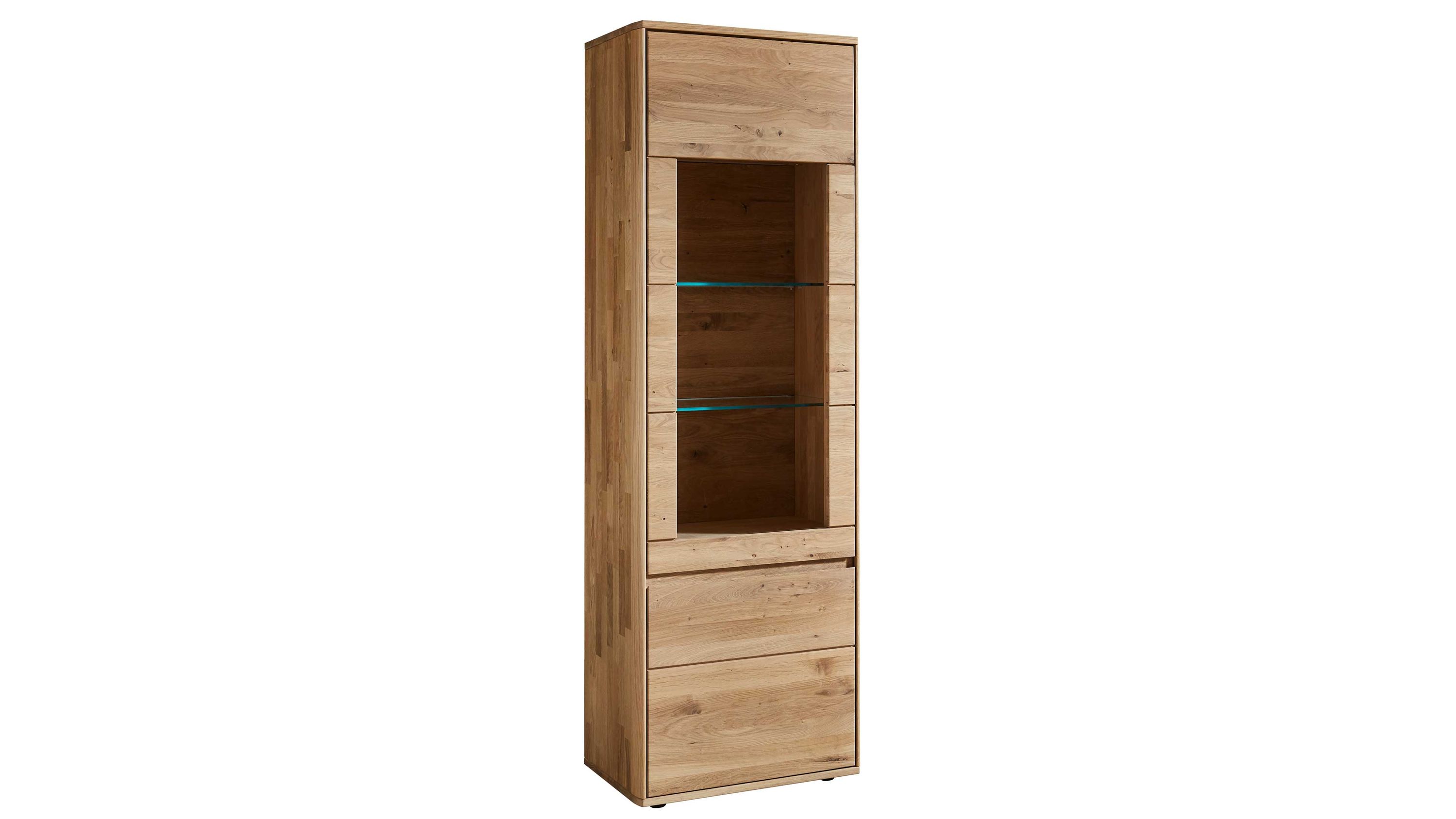 Schmaler Vitrinenschrank mit zwei Glaseinlegeböden und Holztüren in hellbrauner Holzoptik