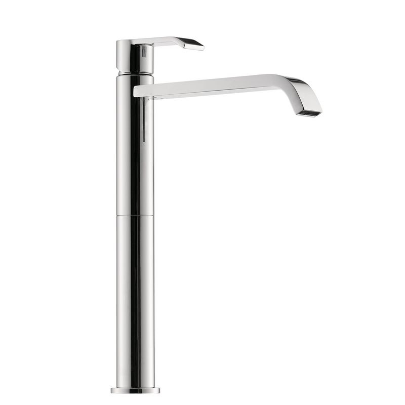 Hoher silberner Wasserhahn mit Einhebelmischer aus Metall