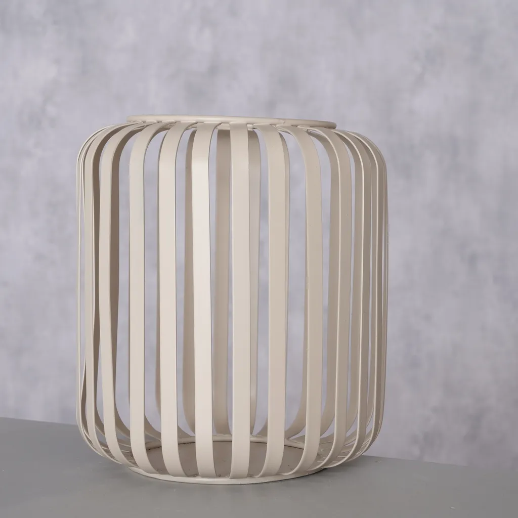 Windlicht Laterne, Beige, stylisches Accessoire Zylindrische Windlicht Laterne aus beigem Eisen mit vertikalen Streben, dekoratives Accessoire, aufgenommen frontal