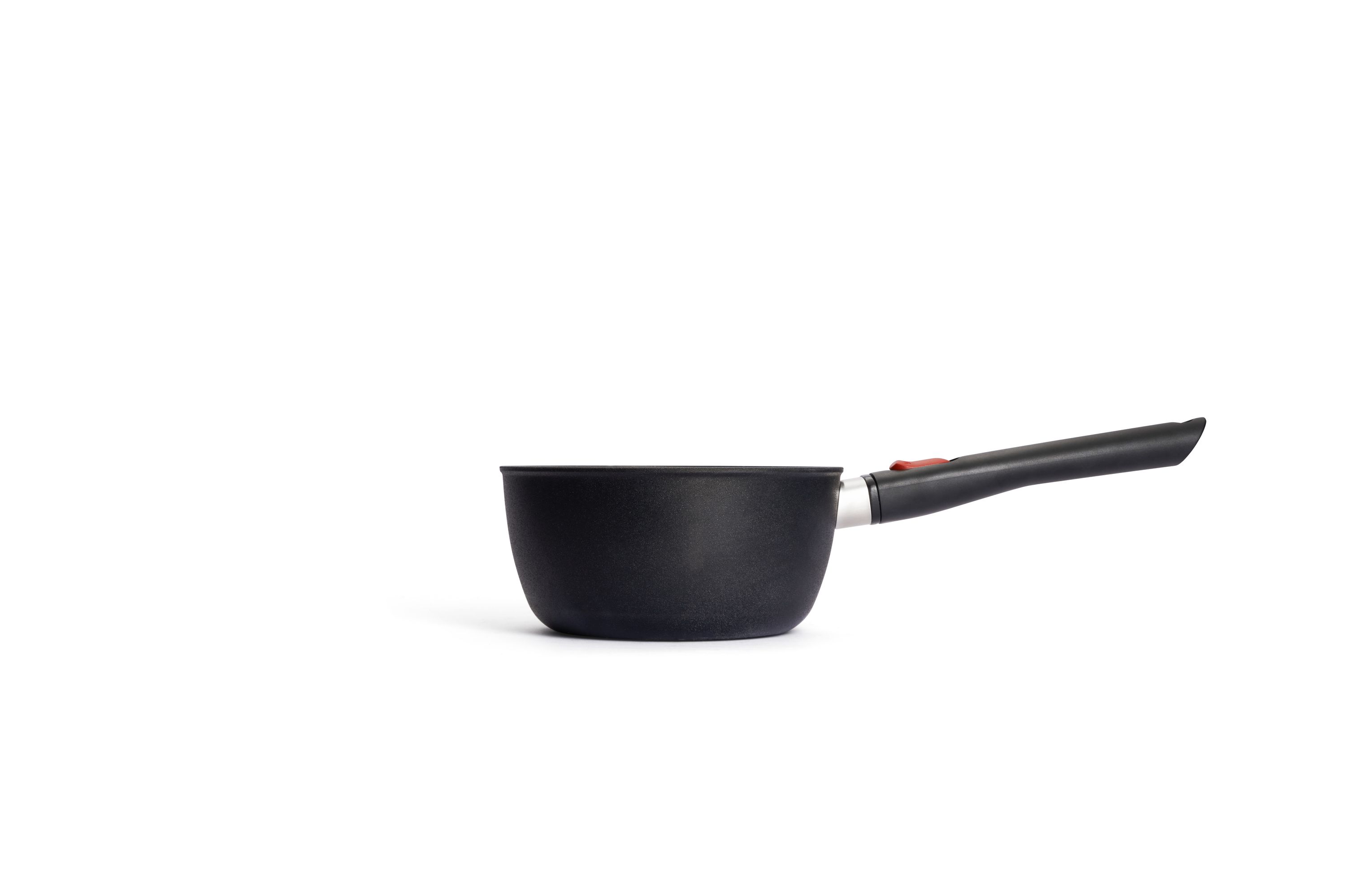 Seitliche Ansicht eines offenen WOLL-Stieltopfs mit schwarzem Griff und rotem Druckknopf.