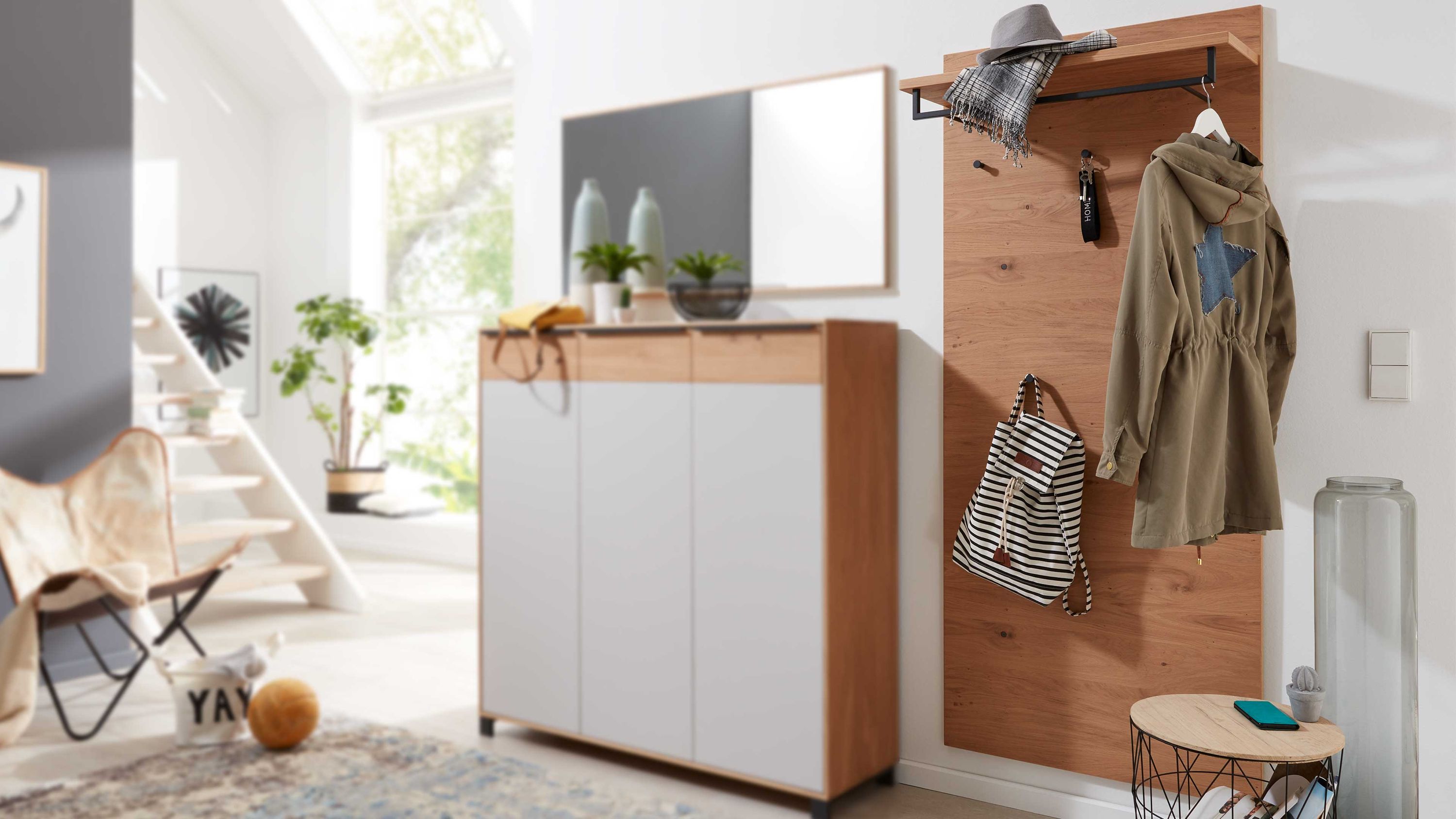 Wandgarderobe mit Holzrückwand in Eiche und lichtgrauen Haken und Ablage