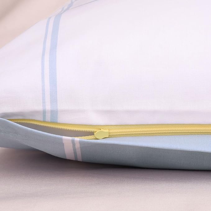 Nahaufnahme eines Kissenbezugs mit weißem Grund und blauen Streifen Rückseite blau mit weißen Streifen kariert