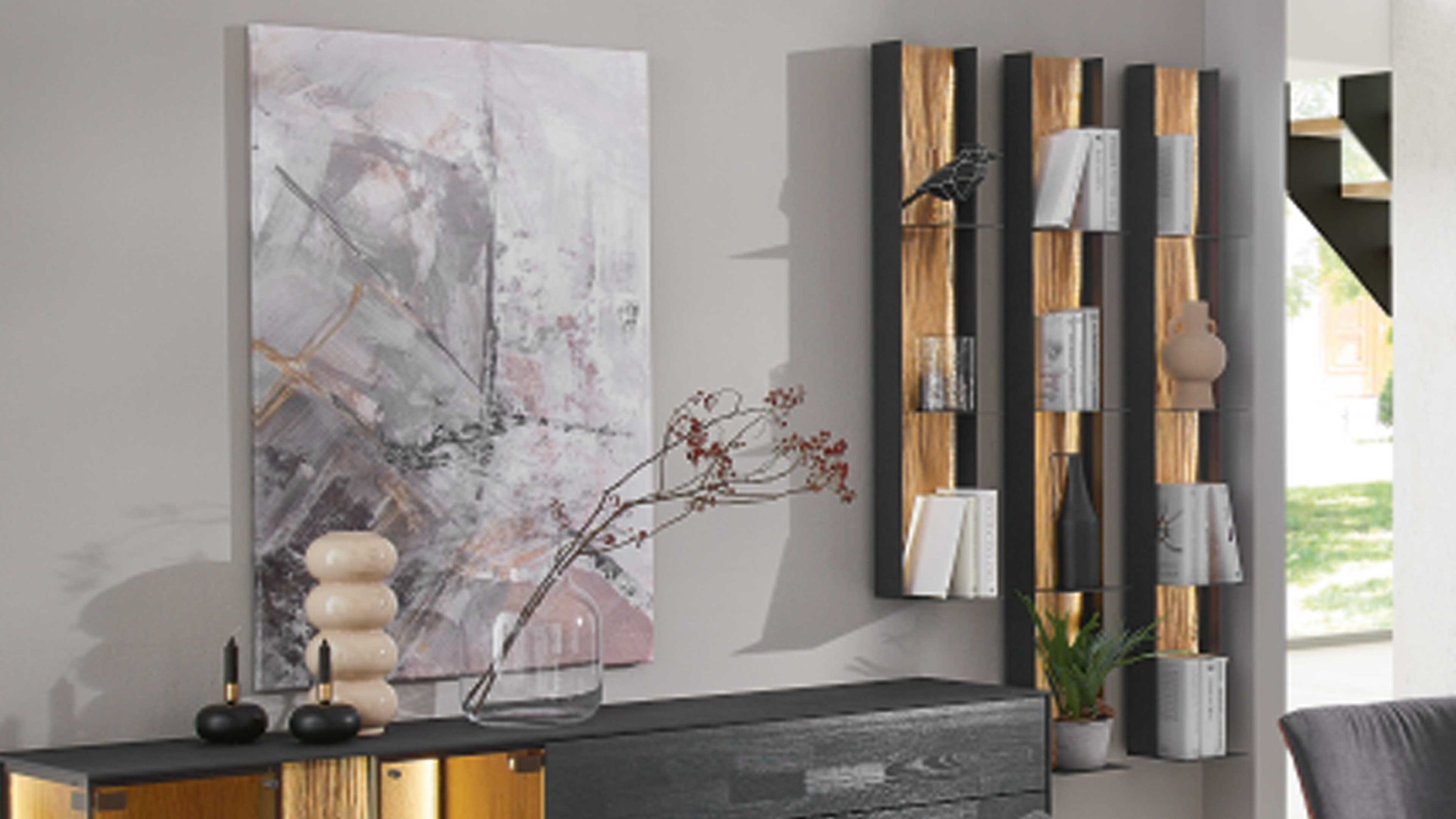 Drei schmale Metall-Wandregale mit Holzelementen in Anthrazit und Eiche Drei schmale Wandregale mit anthrazitfarbenem Metallrahmen und hellen Holzelementen bestückt mit Büchern und Dekoration