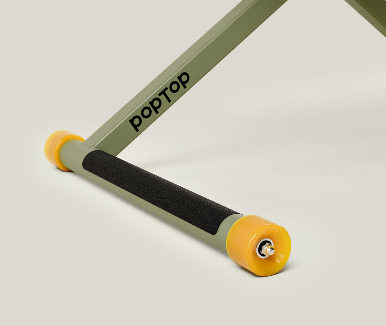 Grüner höhenverstellbarer Schreibtisch mit gelben Rollen und schwarzem Griff an der unteren Querstrebe.