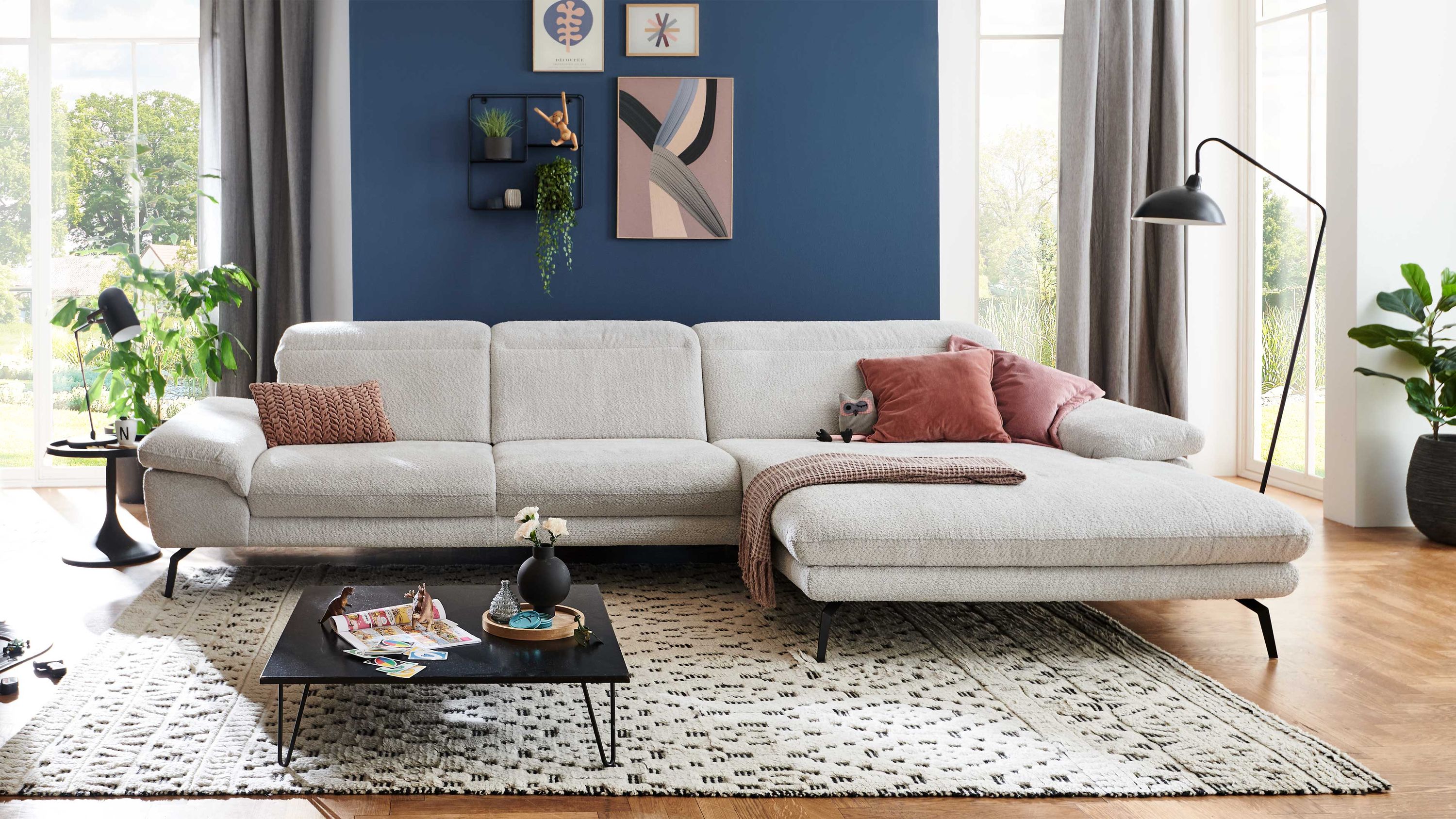 Ecksofa mit silberfarbenem Chenillebezug und schwarzen Metallfüßen in modernem Wohnzimmer