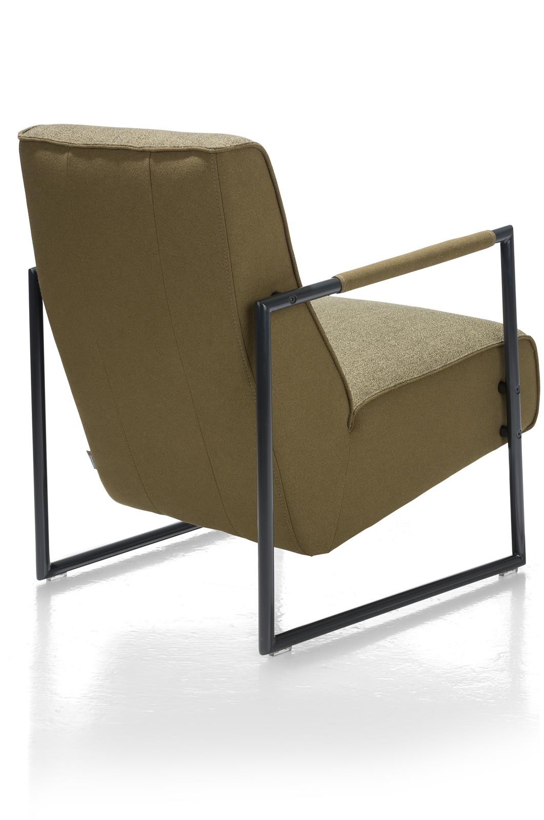 Moderner Sessel mit grünem Bezug gepolstertem Sitz schwarzen Metallarmlehnen und -füßen seitlich aufgenommen