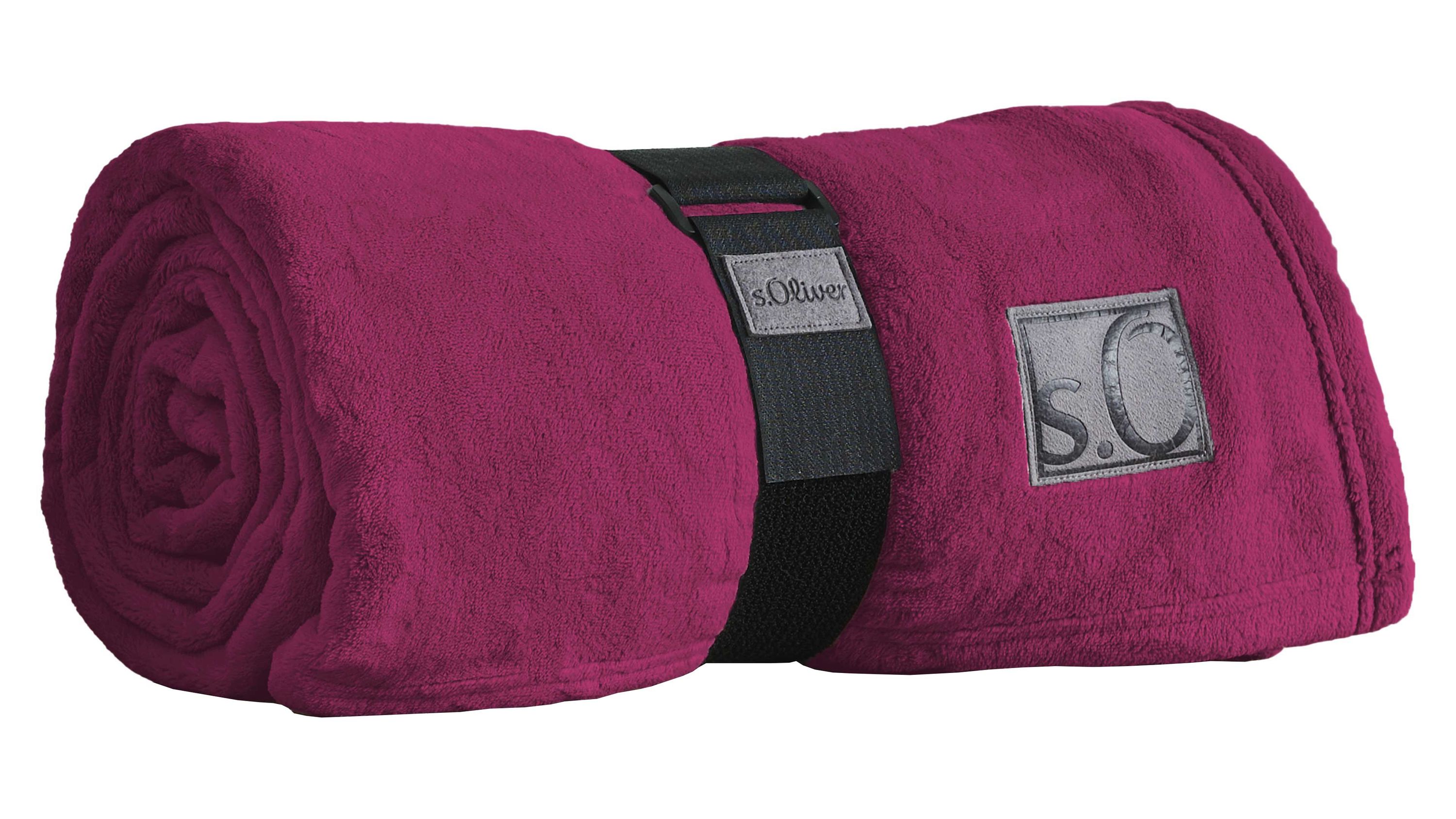 Rolle einer magentafarbenen Wohndecke mit schwarzem Band und sichtbarem s.Oliver Logo