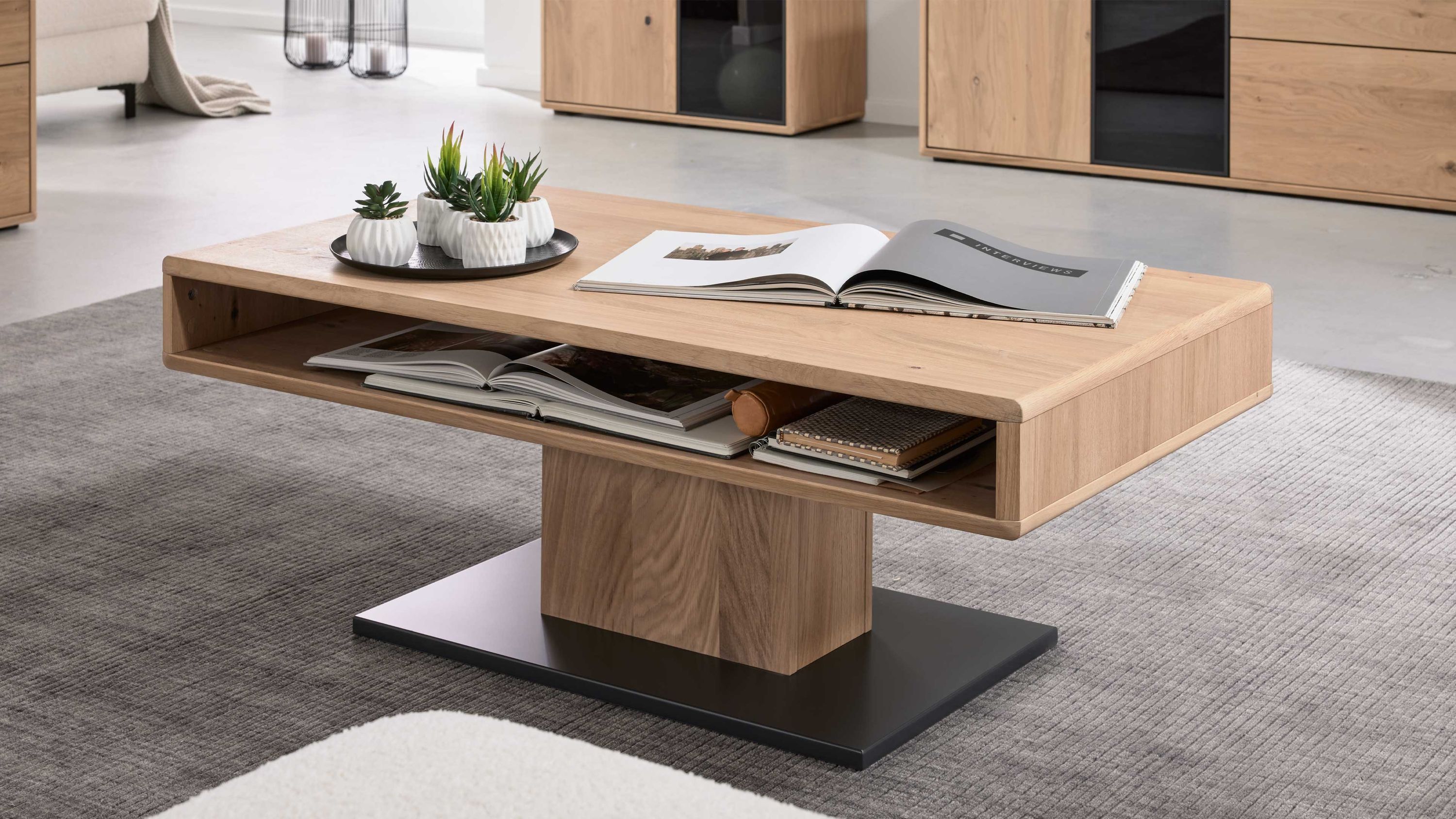 Rechteckiger Couchtisch aus hellem Holz mit Ablagefach und schwarzer Bodenplatte