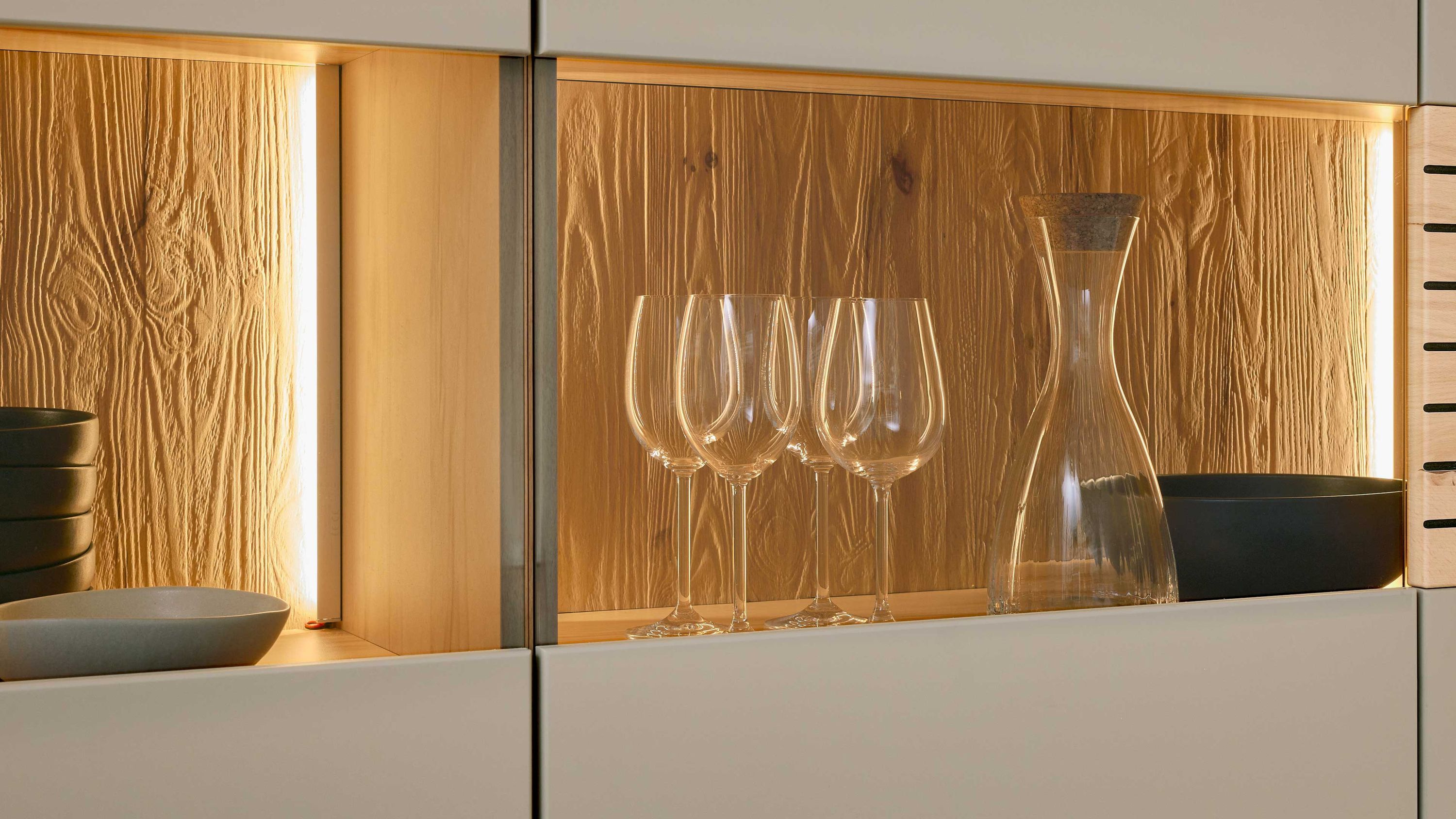 Glastürenschrank mit LED-Beleuchtung Holzrückwand Gläser und Karaffe innen