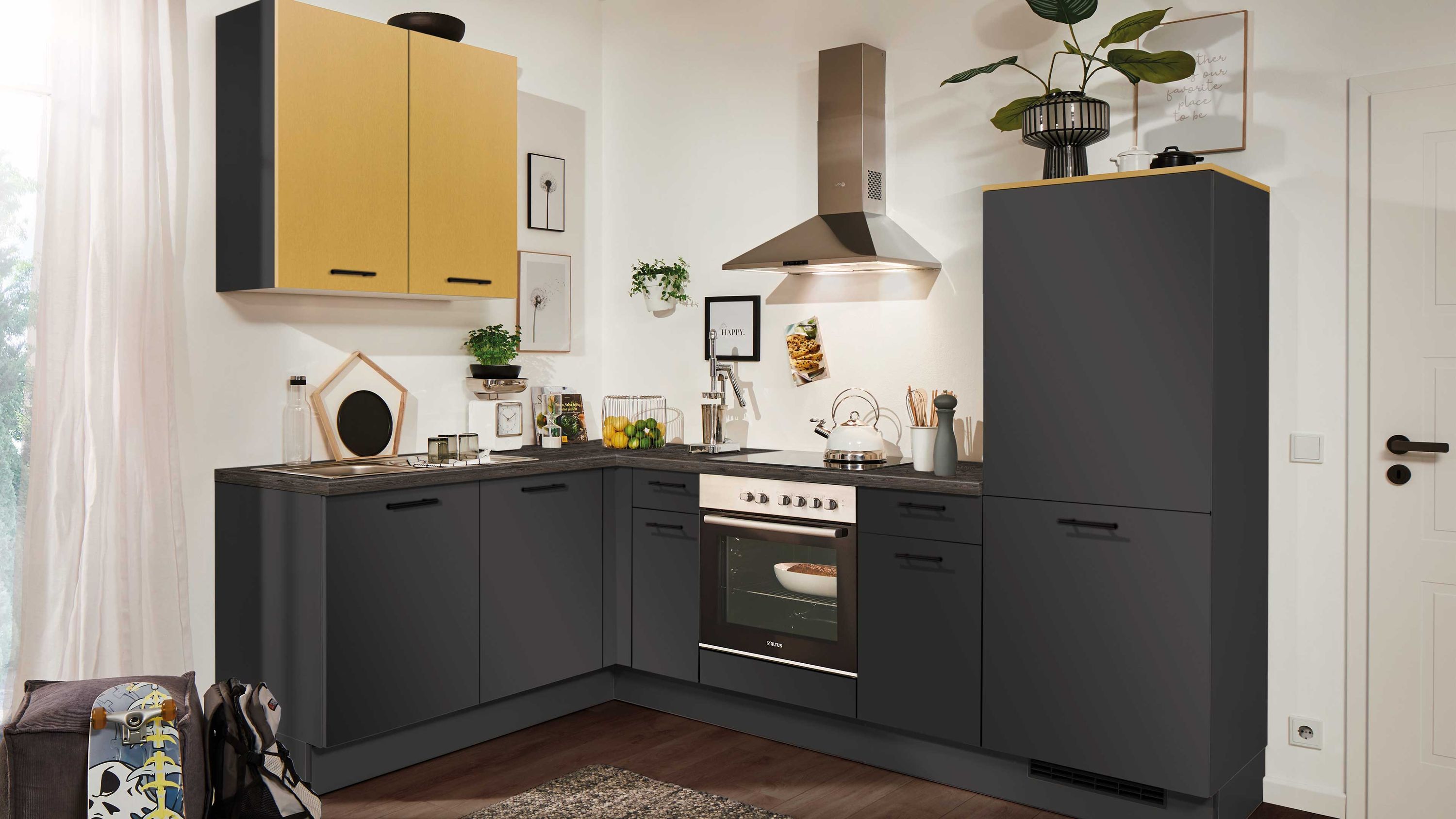 Schwarze Eckküche mit gelben Akzenten. Stilvolle Eckküche in Schwarz mit gelben Hängeschränken Edelstahlhaube und heller Wandgestaltung.