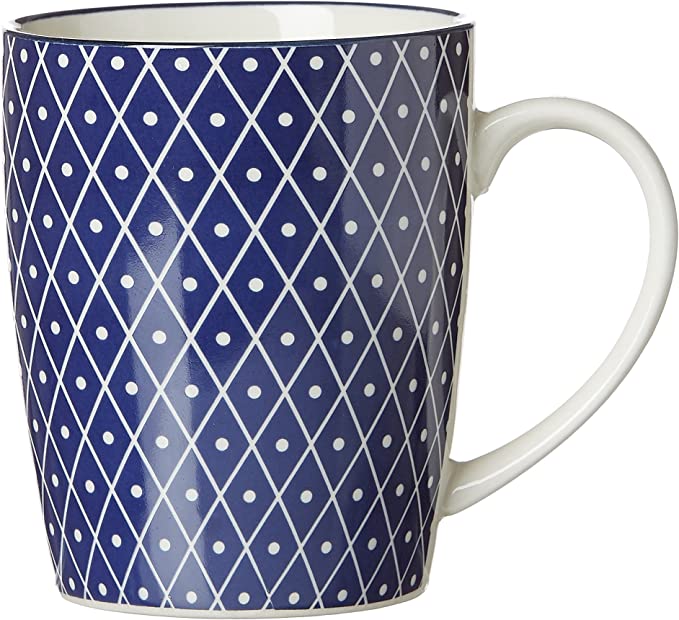 Blauer Kaffeebecher mit weißem Rautenmuster
