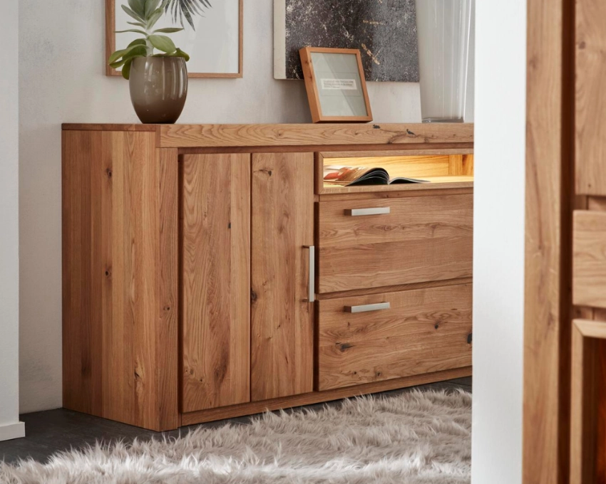 Interliving Sideboard in Holzoptik Kommode aus massivem Holz mit dekorativer Vase und Wandbild