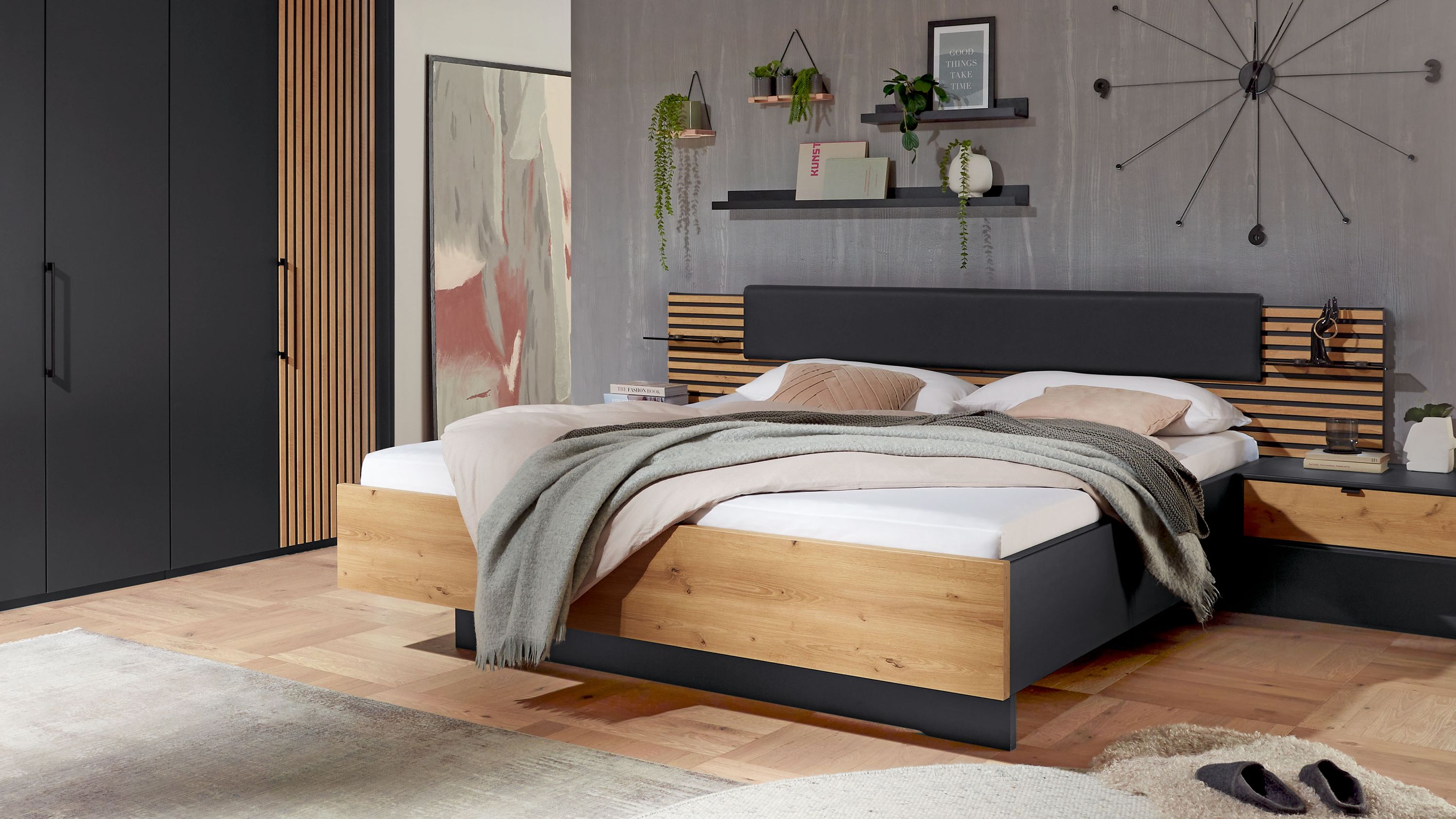 Bettgestell mit Kopfteil aus Holz und gepolstertem Bereich in Graphit und Eichefarben mit zwei Nachttischen