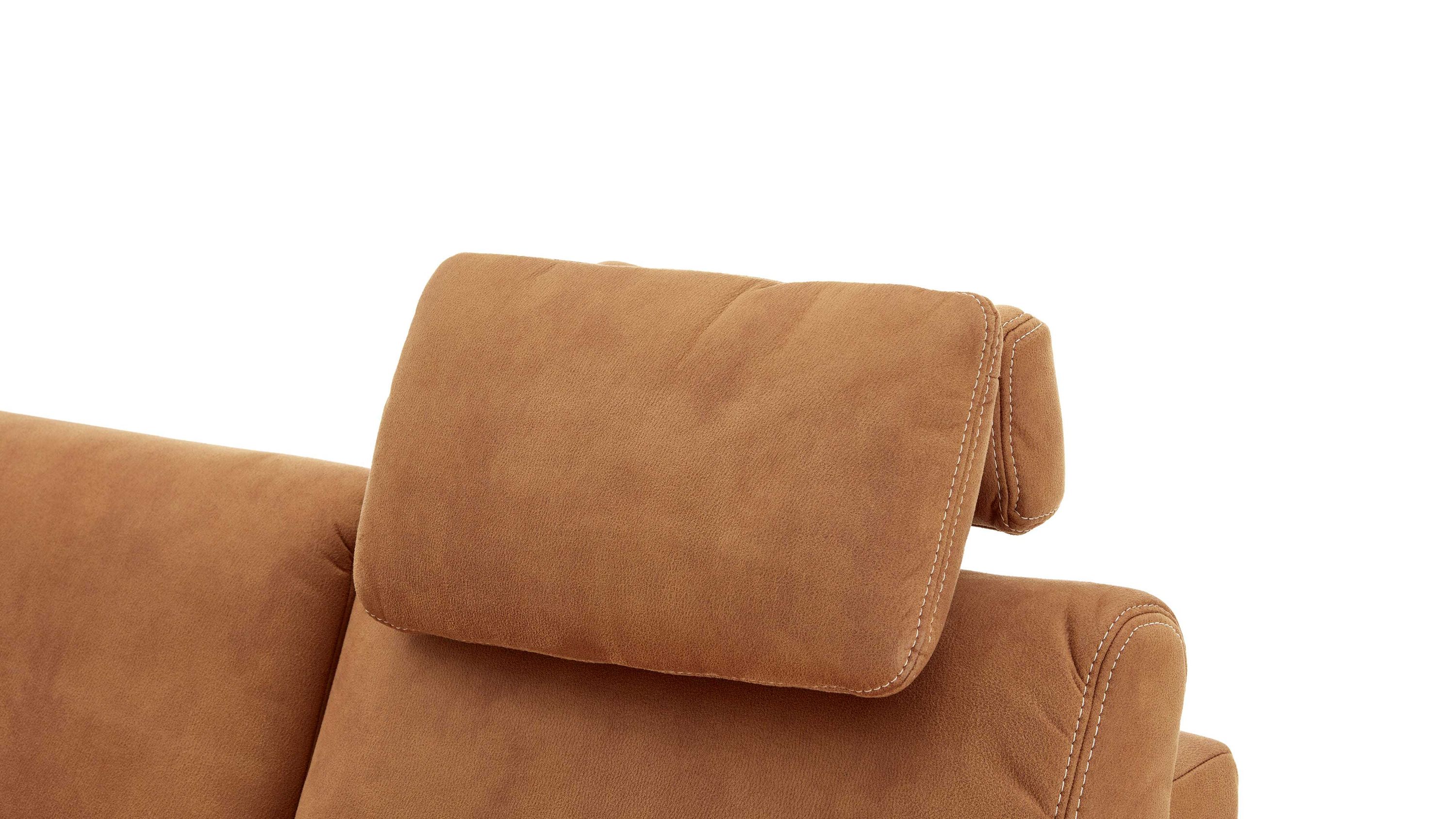 Kopfstütze mit zimtfarbenem Bezug an Sofa Zimtfarbene Kopfstütze mit gepolstertem Bezug an Sofarückenlehne