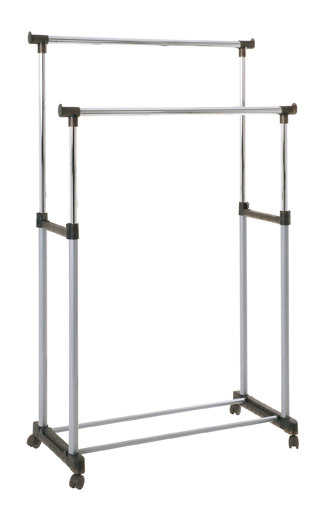 Rollgarderobe mit zwei verchromten Stangen und alufarbenem Gestell auf Rollen