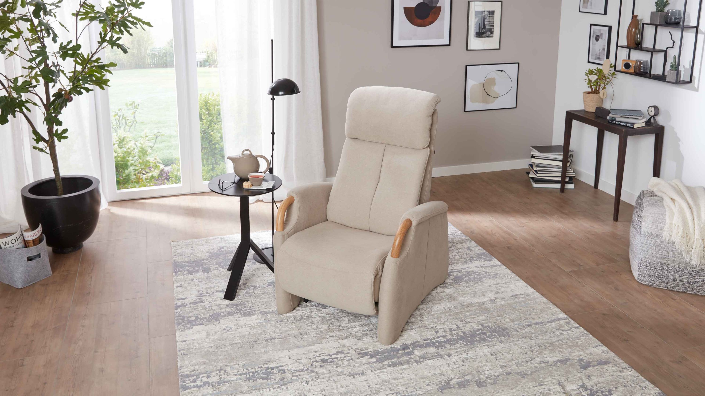Beiger Relaxsessel mit hoher Rückenlehne und Holzdetails an den Armlehnen in modernem Wohnzimmer