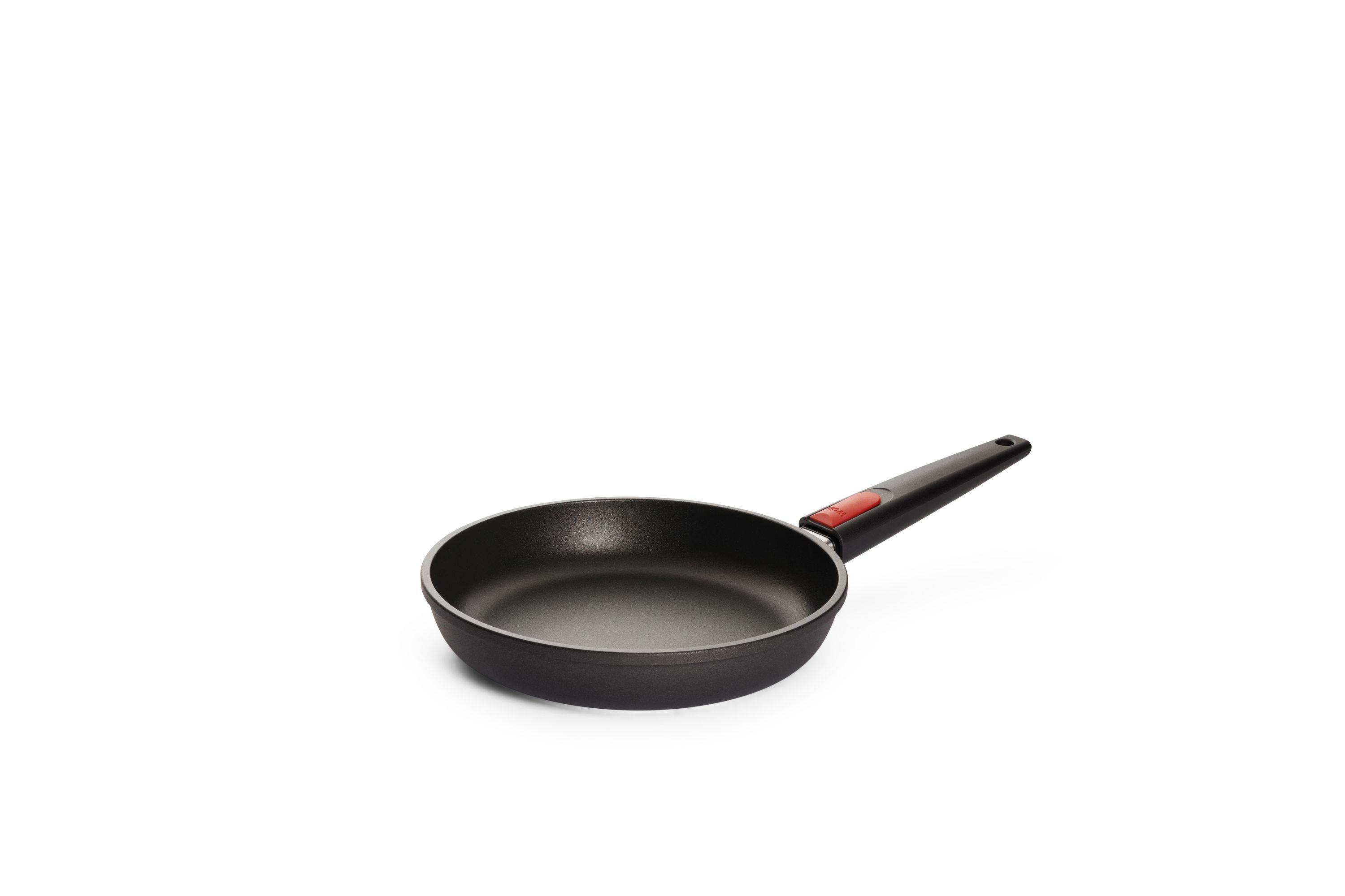 WOLL-Pfanne mit Griff, ohne Deckel. Leere schwarze WOLL-Pfanne mit abnehmbarem Griff und rotem Druckknopf, leicht schräg von oben fotografiert.