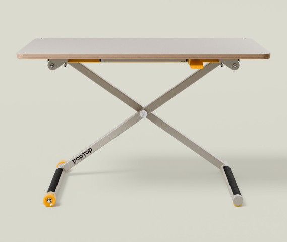 Höhenverstellbarer, klappbarer Tisch mit X-Gestell aus Metall, rechteckiger Tischplatte und rutschfesten Griffen