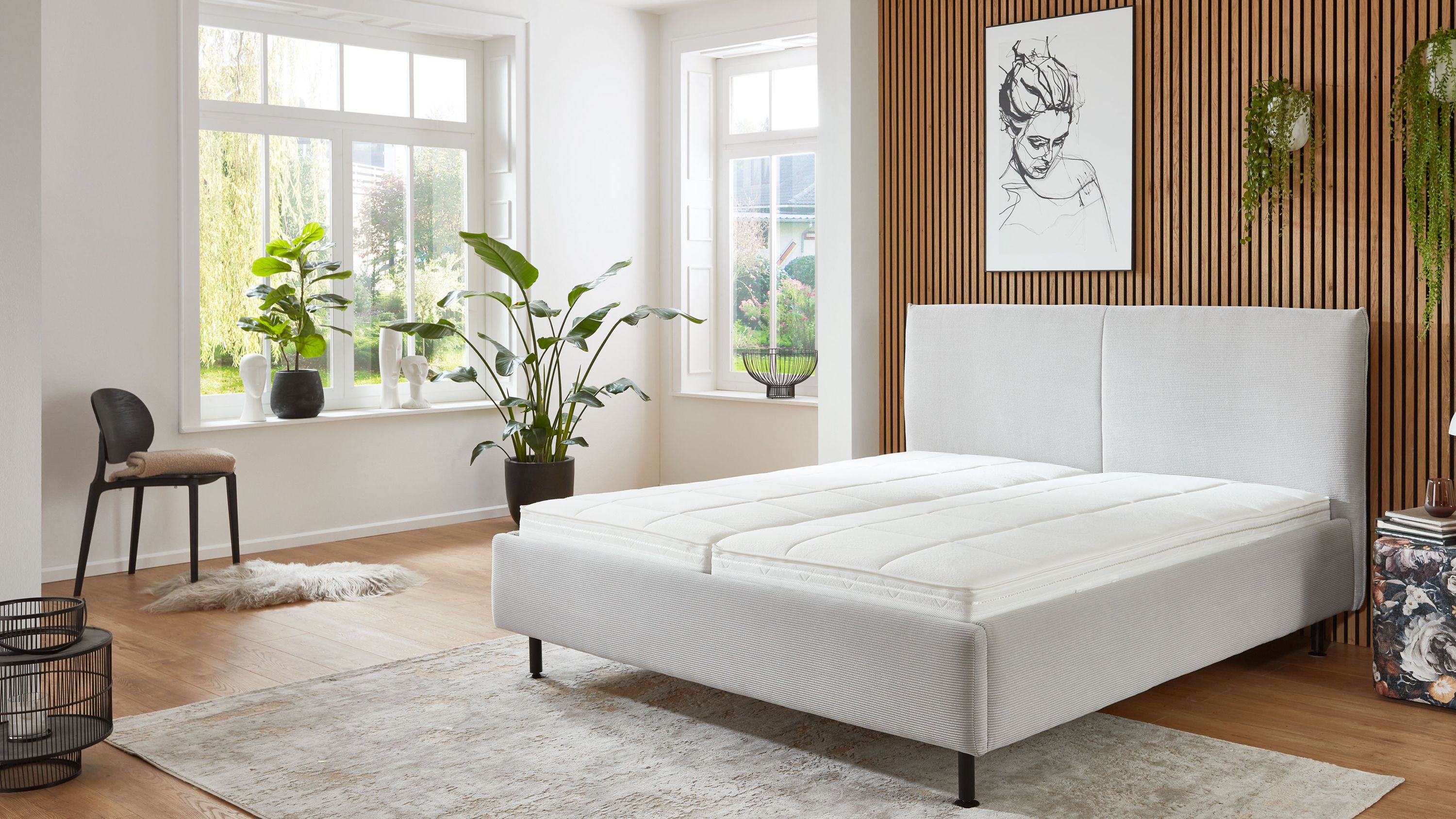 Polsterbett mit silberfarbenem Bezug und rechteckigem Kopfteil Polsterbett mit rechteckigem Kopfteil und silberfarbenem Bezug in einem hellen Schlafzimmer