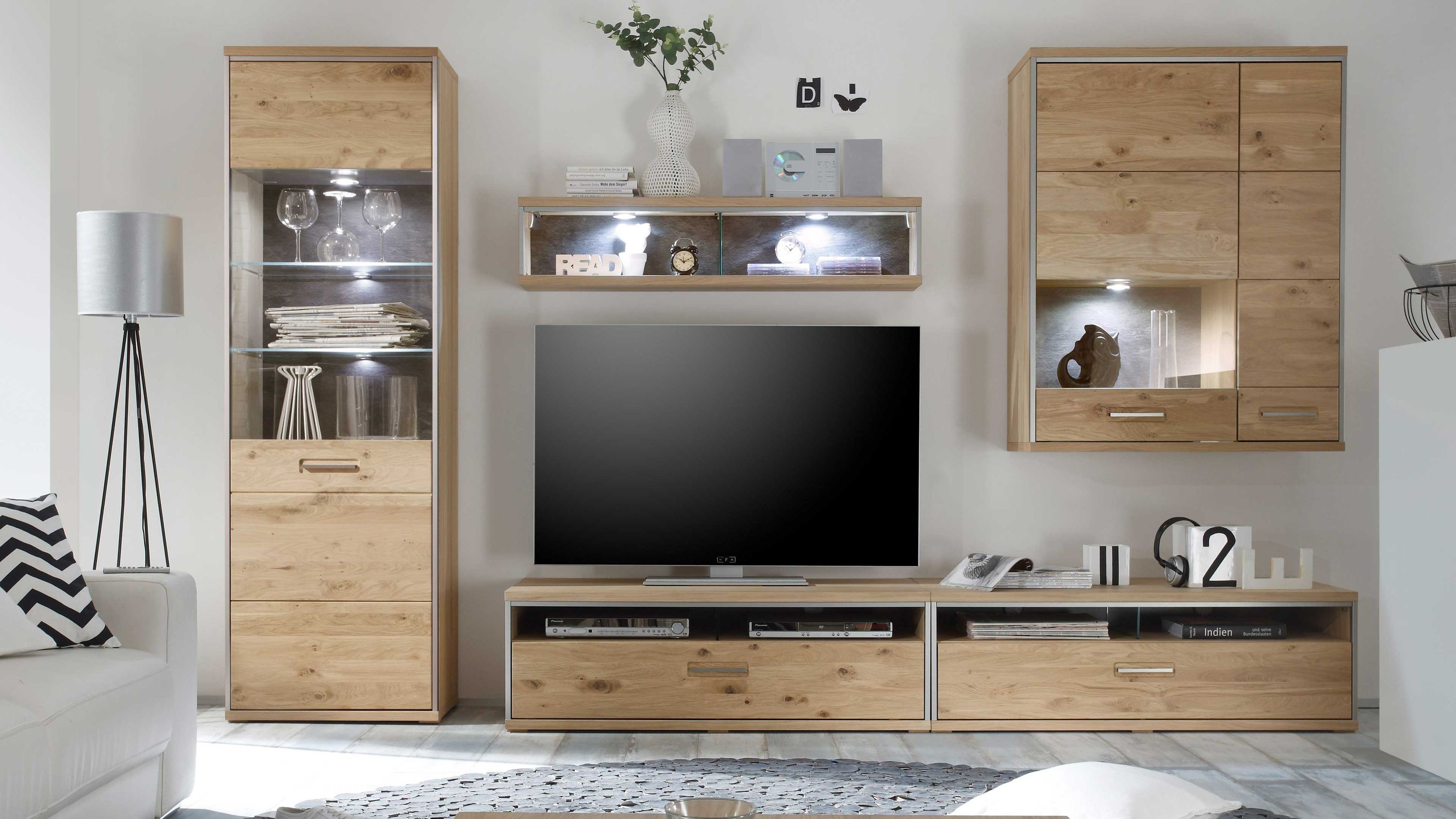 Fünfteilige Wohnwand aus hellem Holz mit Vitrine Hängeschrank TV-Board und Wandregal mit Beleuchtung