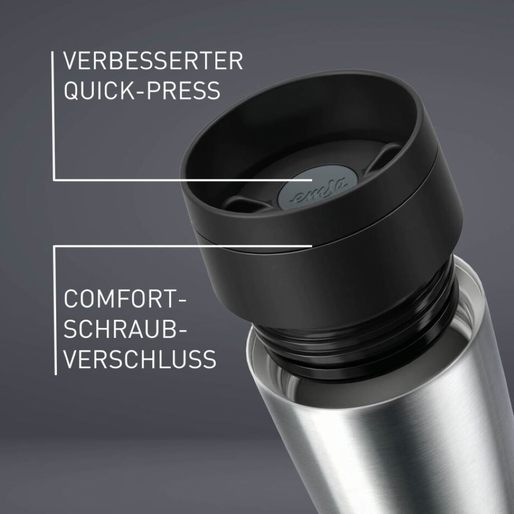 Deckel des Emsa Travel Mug – Fokus auf Quick-Press- und Comfort-Schraubverschluss-Beschriftung Frontalansicht Deckel Emsa Travel Mug Fokus auf Beschriftungen Verbesserter Quick-Press Comfort-Schraubverschluss
