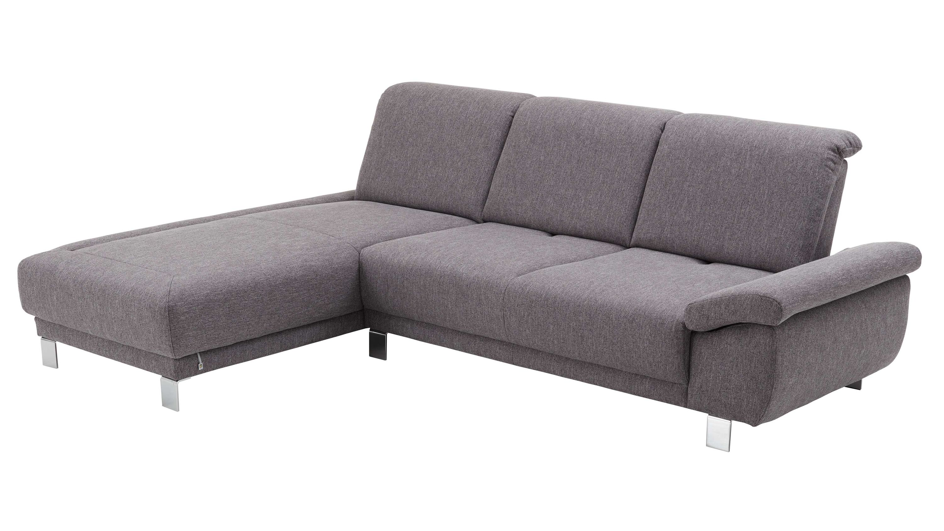 Ecksofa mit drei Rückenlehnen und silberfarbenem Stoffbezug auf Metallfüßen