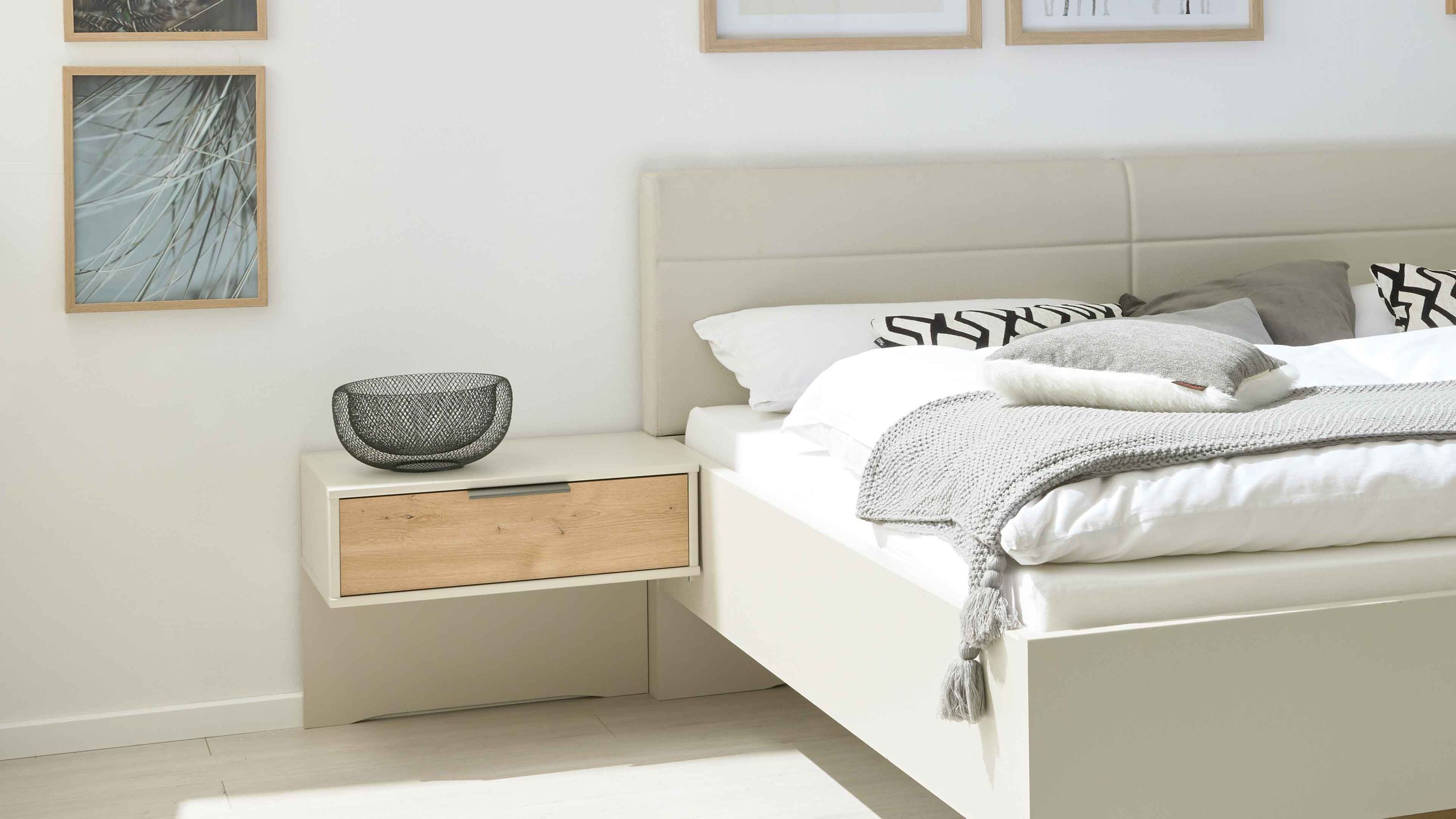Zweiteiliges Nachtkonsolen-Set mit Holzschublade und hellem Korpus Zweiteiliges Nachtkonsolen-Set mit rechteckiger Form hellen Korpus und einer Schublade in Holzoptik