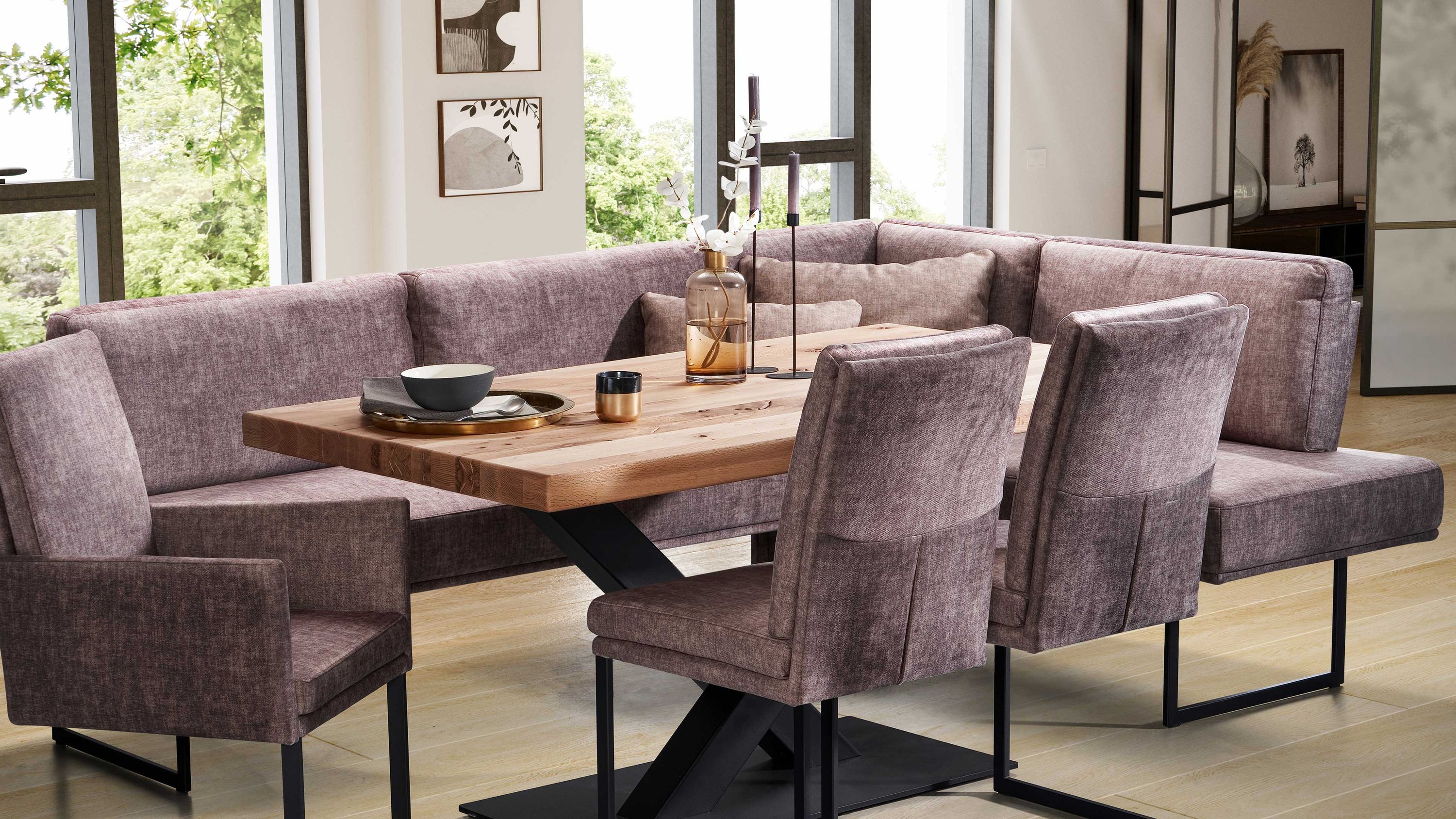 Eckbank mit Stoffbezug und Holztisch Eckbank mit hellbraunem Stoffbezug und schwarzem Metallgestell um einen rechteckigen Holztisch