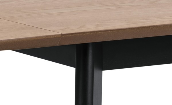 Detailansicht eines ausklappbaren Esszimmertischs mit brauner Furnierplatte und schwarzen Holzbeinen