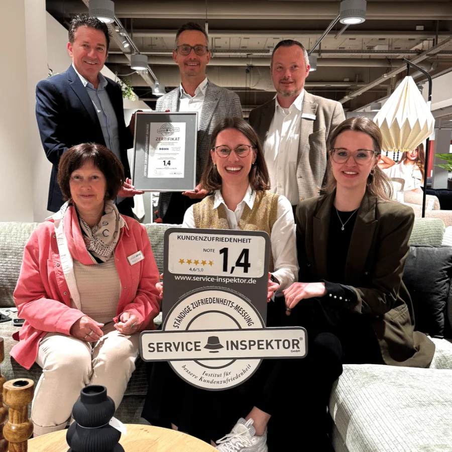 Team von Möbel Bohn erhält Note 1,4 für Kundenzufriedenheit vom Service Inspektor im Möbelhaus überreicht. Team von Möbel Bohn erhält Note 1,4 für Kundenzufriedenheit vom Service Inspektor im Möbelhaus überreicht.