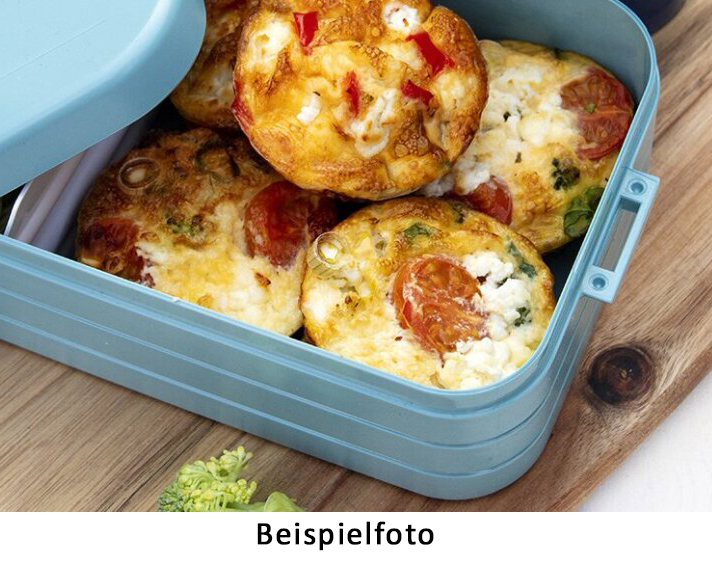 Geöffnete hellblaue Lunchbox mit herzhaften Muffins  Nahaufnahme von oben auf Holzunterlage  Beschriftung Beispielfoto