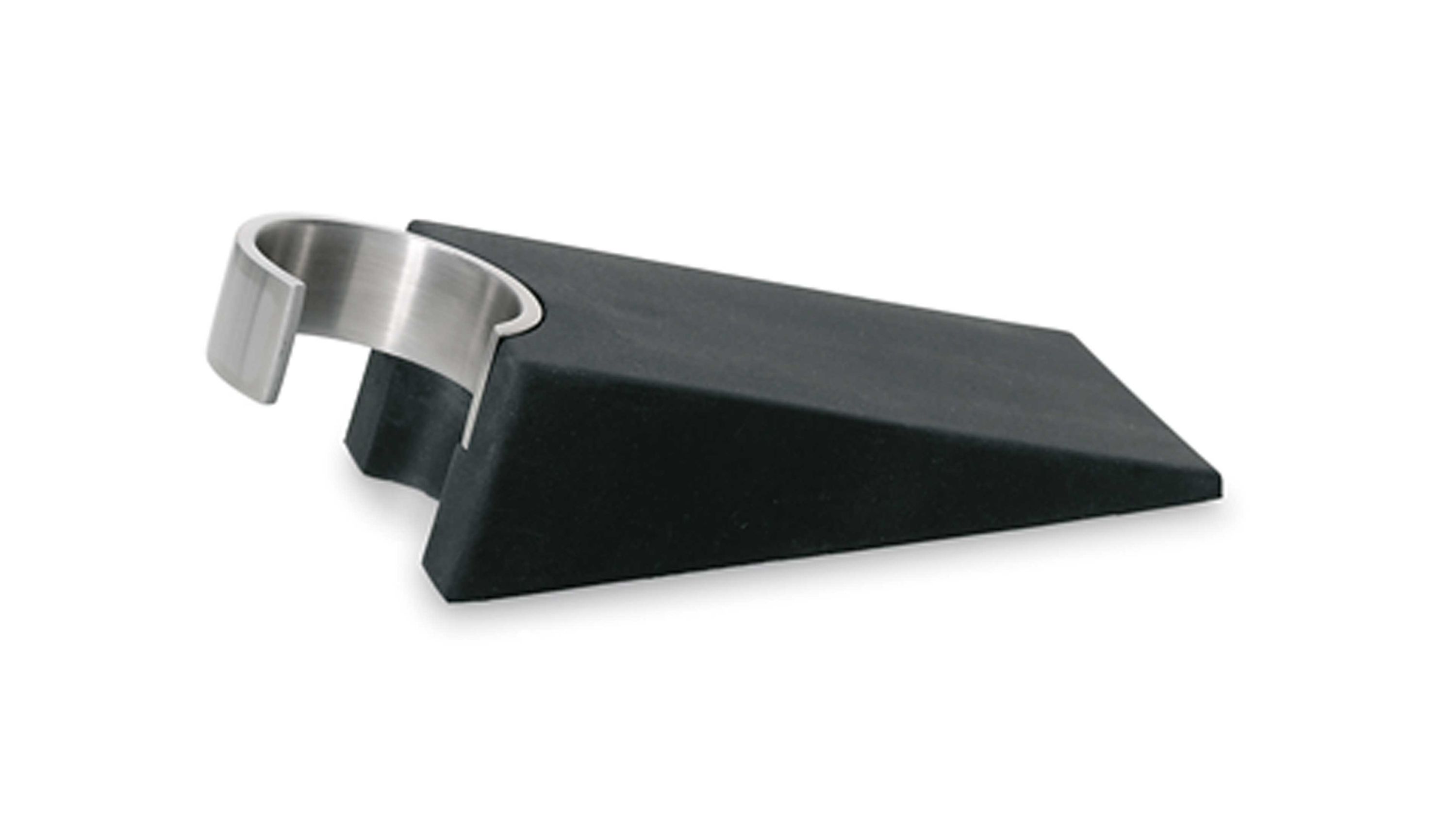 Schwarzer Türkeil mit keilförmiger Form und Halterung aus mattem Metall