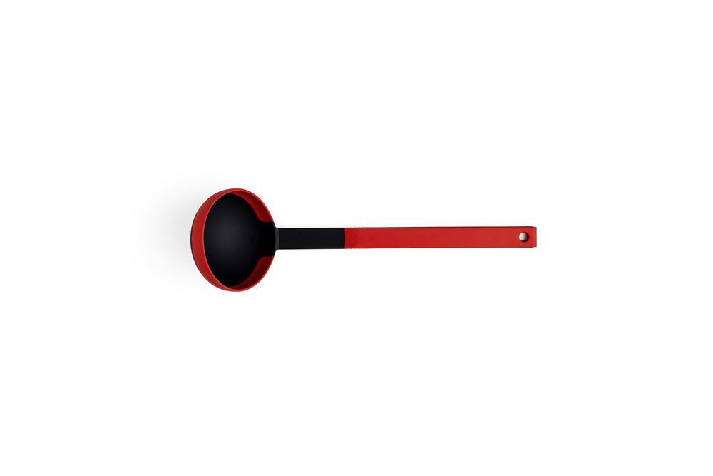 Rote und schwarze Schöpfkelle  ergonomisch geformter Griff  aufgenommen frontal