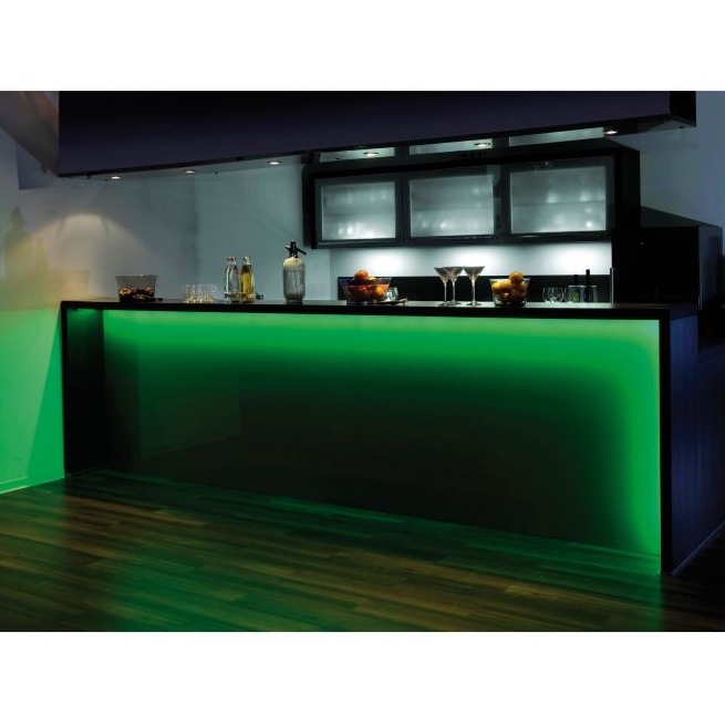 Moderne Küche mit grünem LED-Strip unter der Arbeitsplatte dunklen Schränken und klaren Linien schräg fotografiert