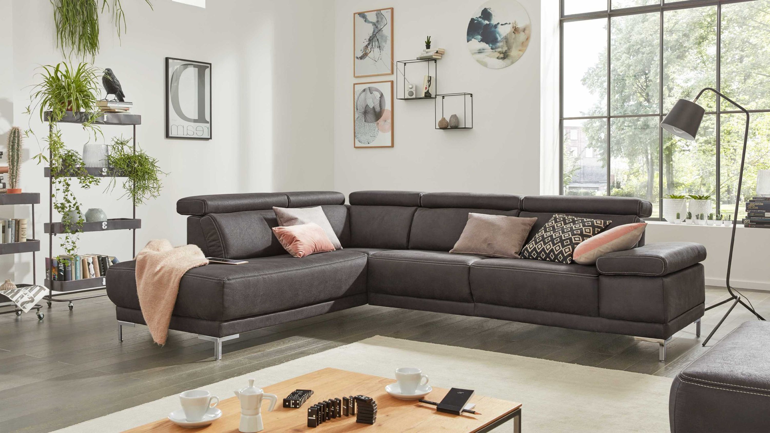 Ecksofa mit anthrazitfarbenem Stoffbezug Metallfüßen und verstellbaren Kopfstützen in modernem Wohnzimmer