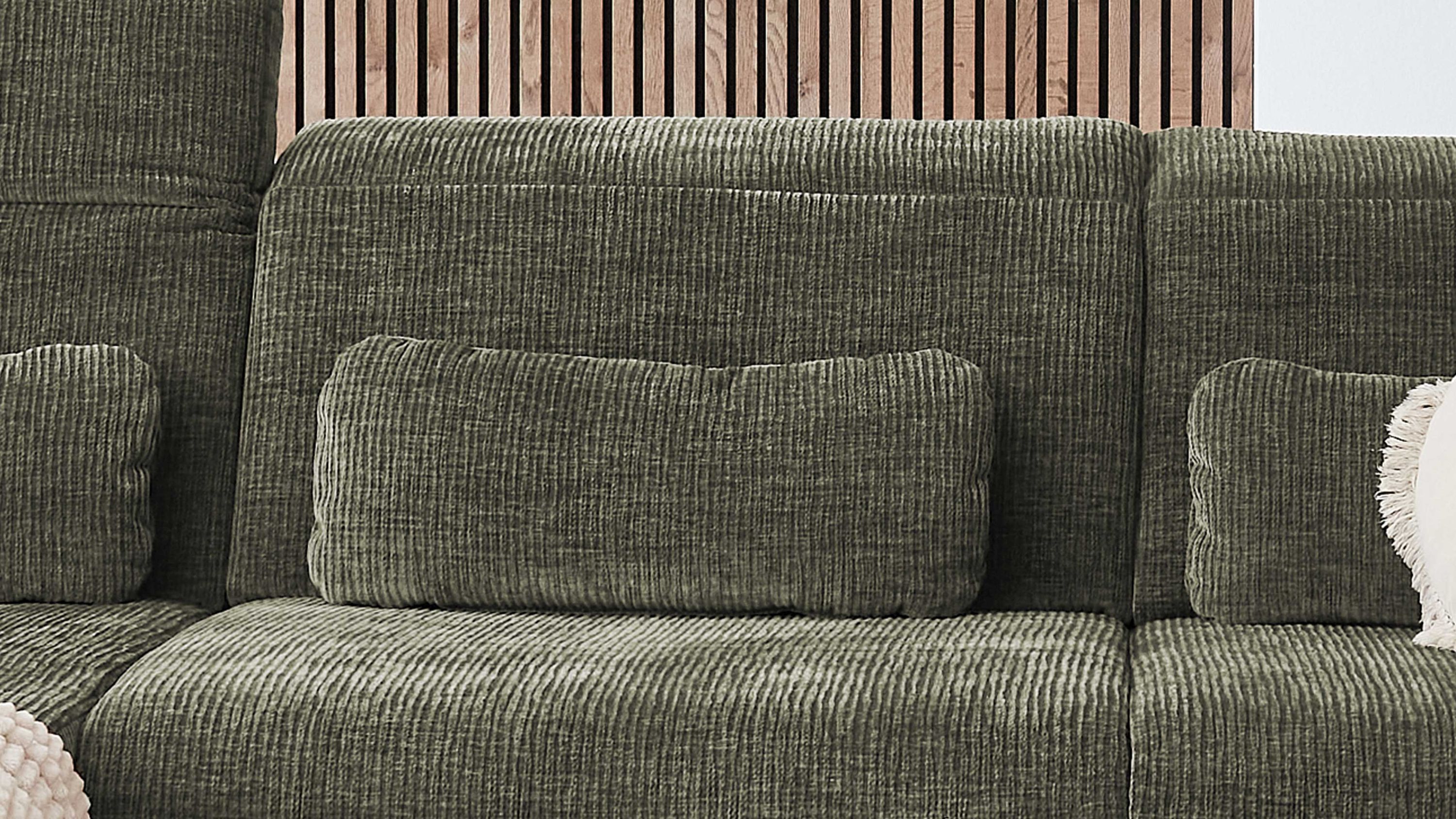 Nierenkissen in Olivgrün auf Sofa Olivegrünes Nierenkissen aus geripptem Flachgewebe auf einem Sofa