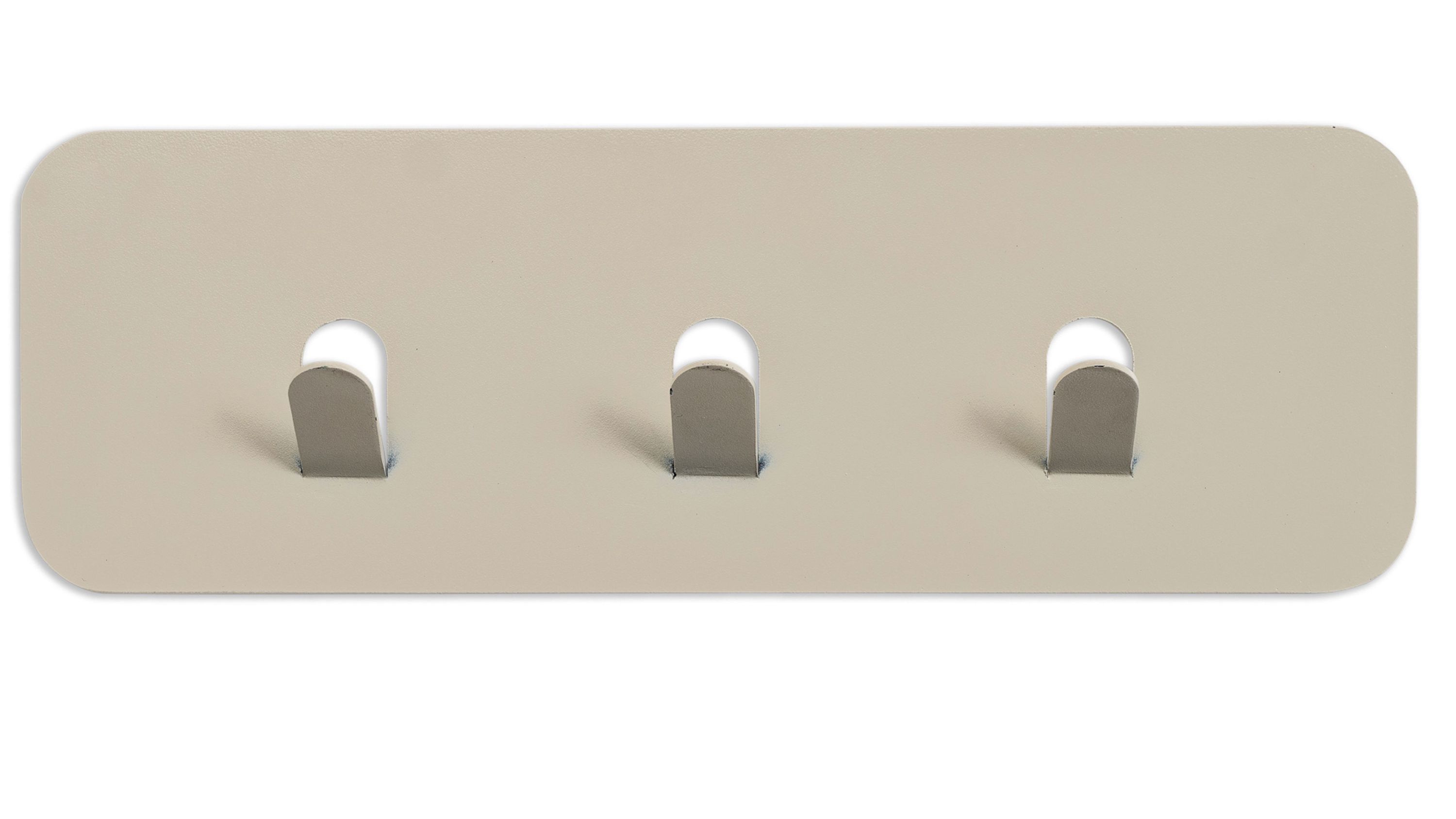 Garderobenleiste mit drei Haken in Cremeweiß Garderobenleiste mit drei abgerundeten Haken auf cremeweißem rechteckigem Untergrund