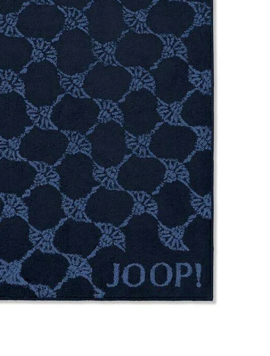 Ausgebreitetes JOOP Duschtuch in Navy mit großflächigem Cornflower-Muster und eingewebtem Markenlogo