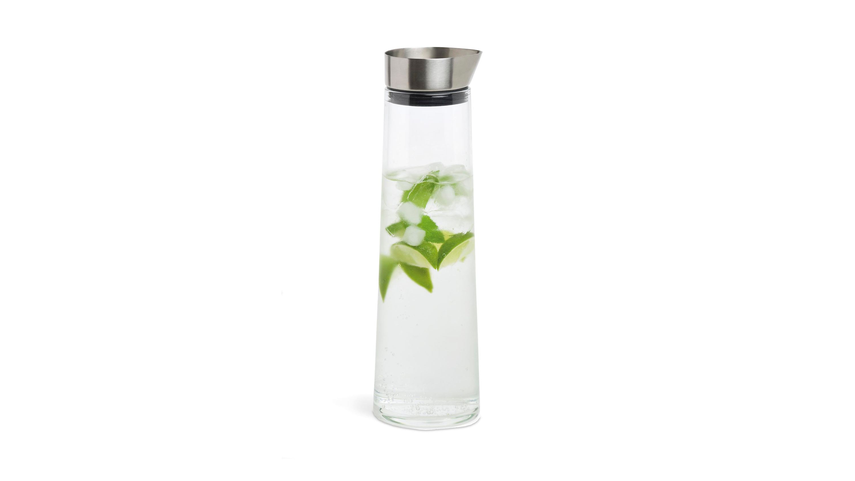 Schmale Wasserkaraffe aus klarem Glas mit mattem Metallverschluss und Wasser mit Minzblättern