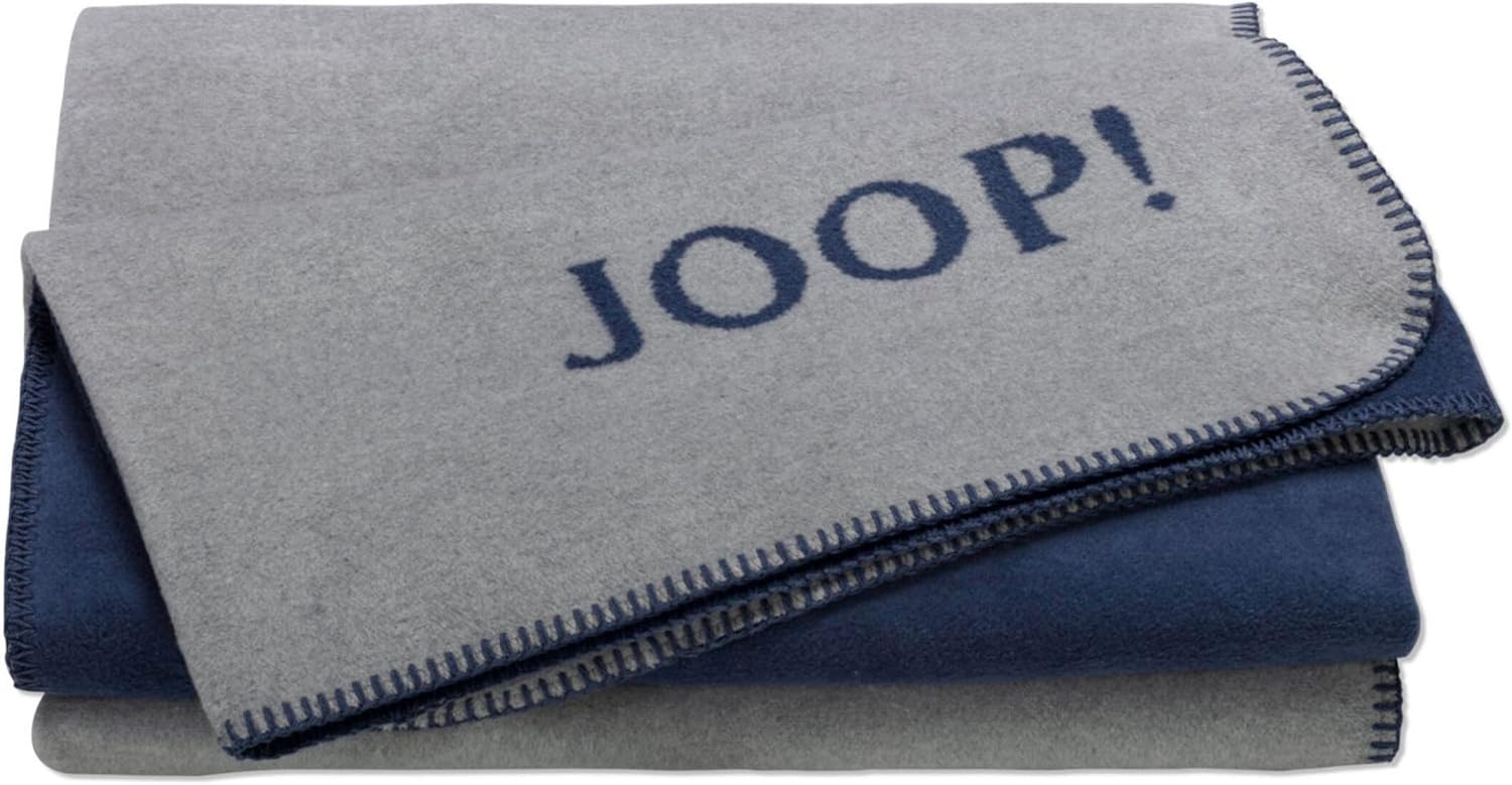 Gefaltete zweiseitige Kuscheldecke mit Logo eine Seite dunkelblau andere hellgrau frontal von erhöhter Position