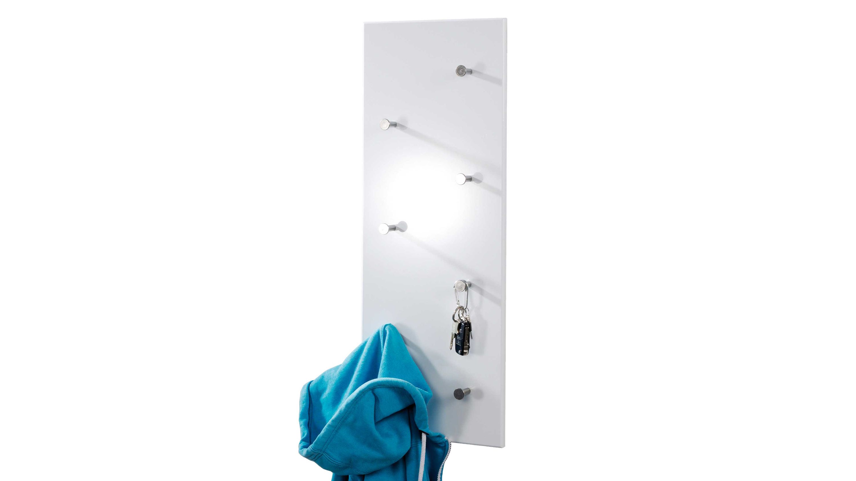 Weiße Wandgarderobe mit sieben Haken und Hochglanzoberfläche Weiße Wandgarderobe mit sieben Metallhaken und Hochglanzoberfläche an einem Haken hängt ein blauer Pullover