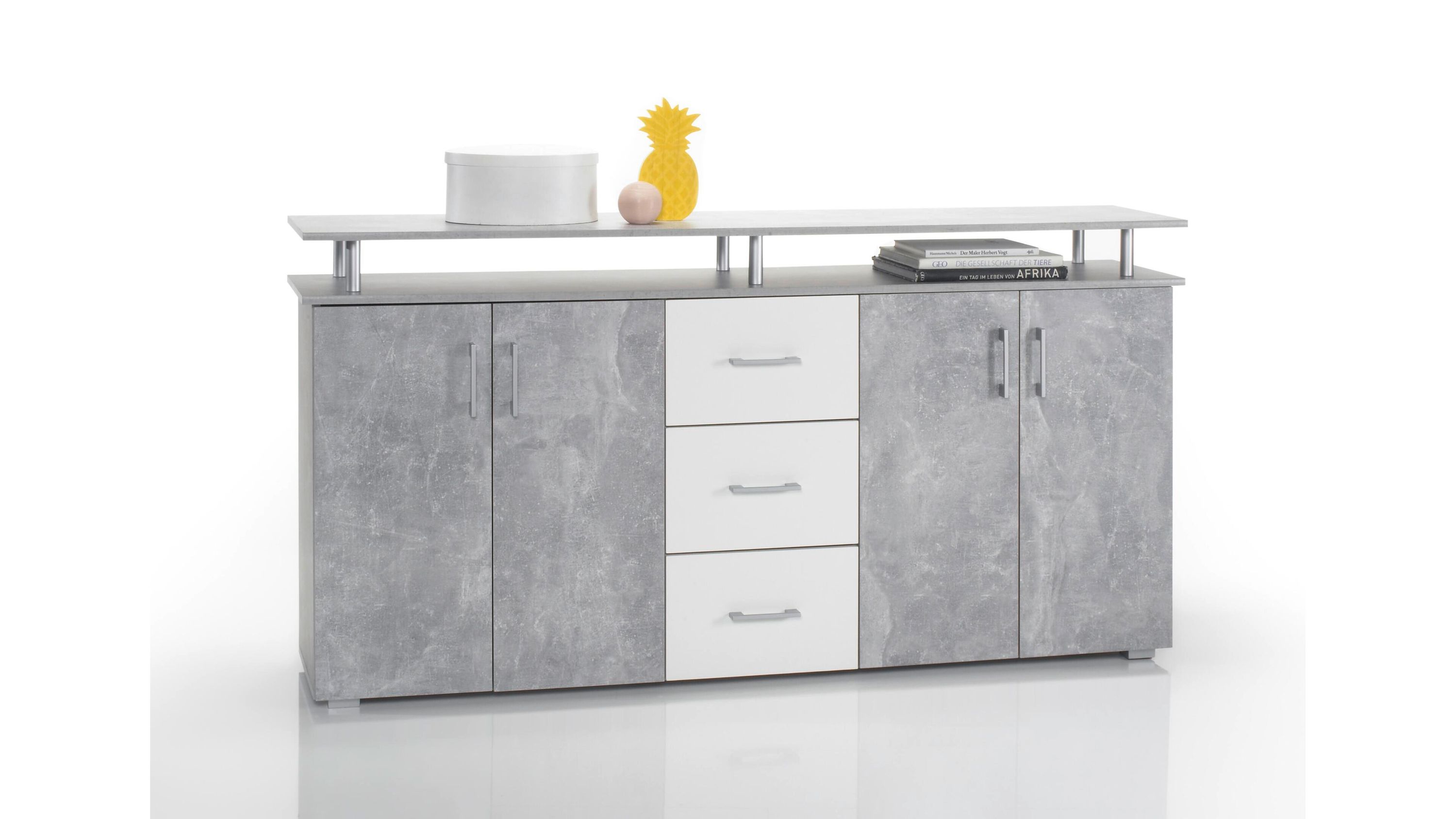 Sideboard mit Türen und Schubladen in Beton- und Weißtönen Sideboard mit vier betonfarbenen Türen und drei weißen Schubladen weißes Ablagebrett oben
