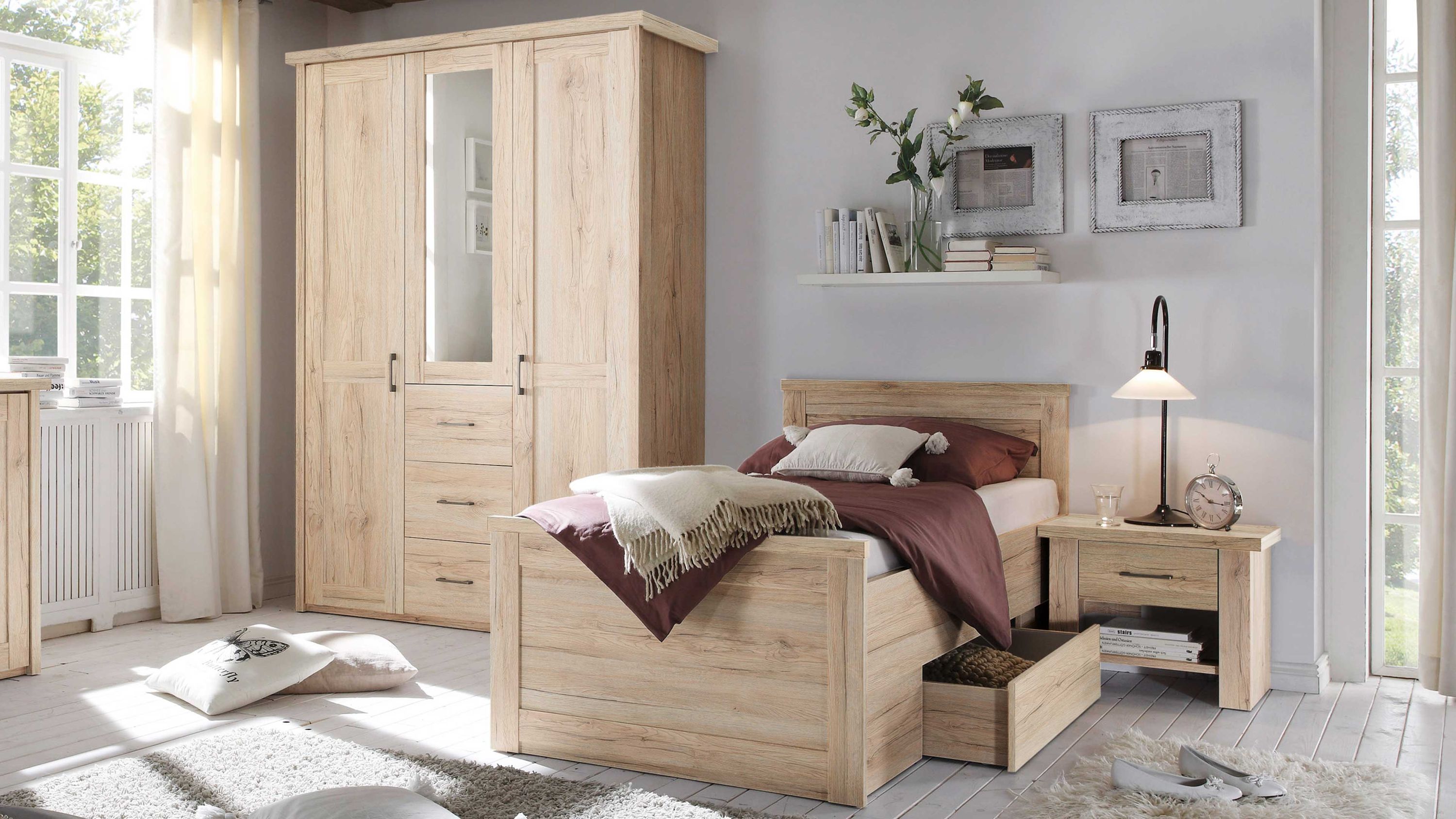 Dreiteilige Schlafzimmerkombination aus hellem Holz Dreiteilige Schlafzimmerkombination aus hellem Holz mit Kleiderschrank Bett und Nachttisch mit Schubladen